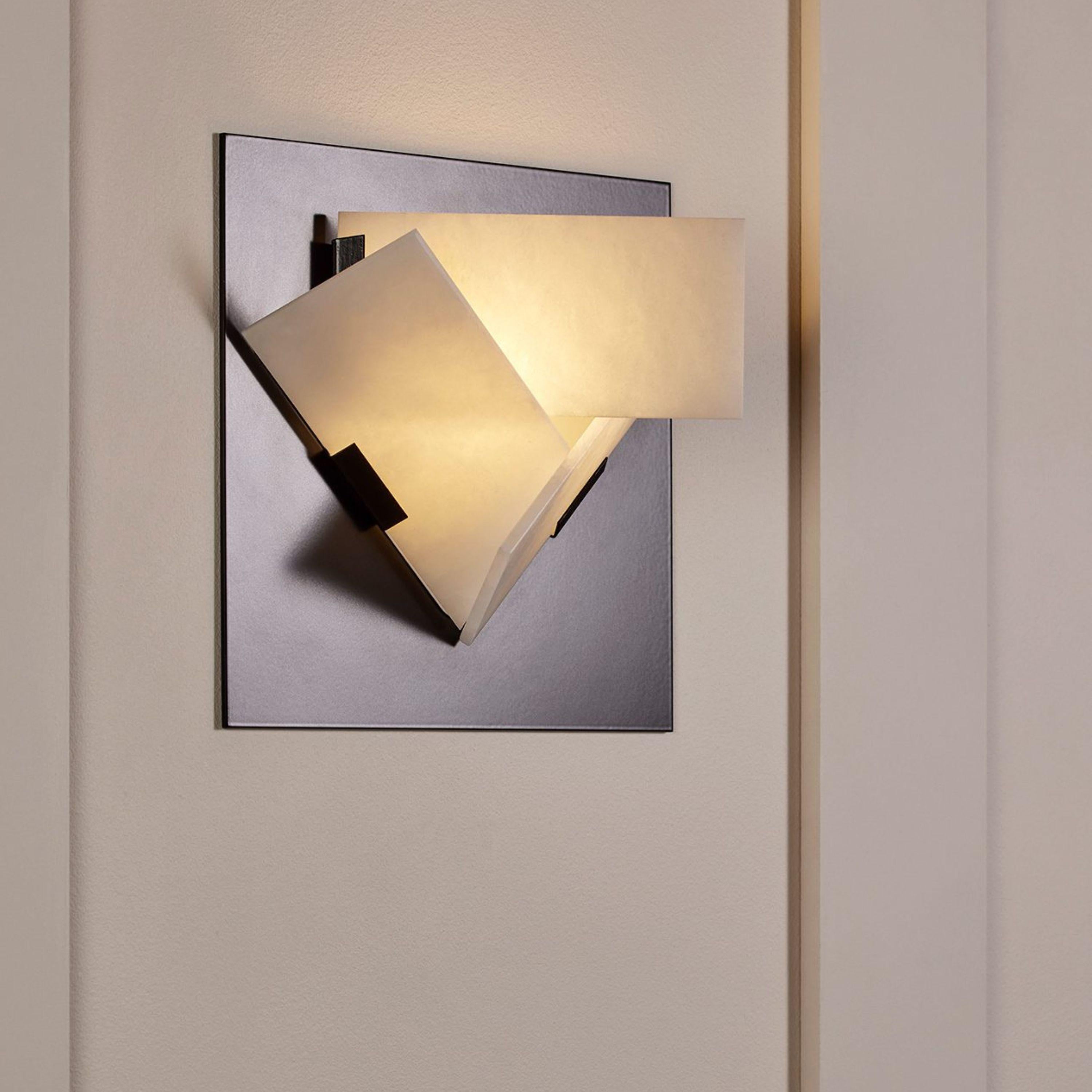 Petite applique en albâtre Fly 1 Metal à la manière de Pierre Chareau

Fabriqué à la main à Los Angeles dans l'atelier du célèbre designer et antiquaire français Denis de le Mesiere, qui rend méticuleusement hommage au travail de Pierre Chareau avec