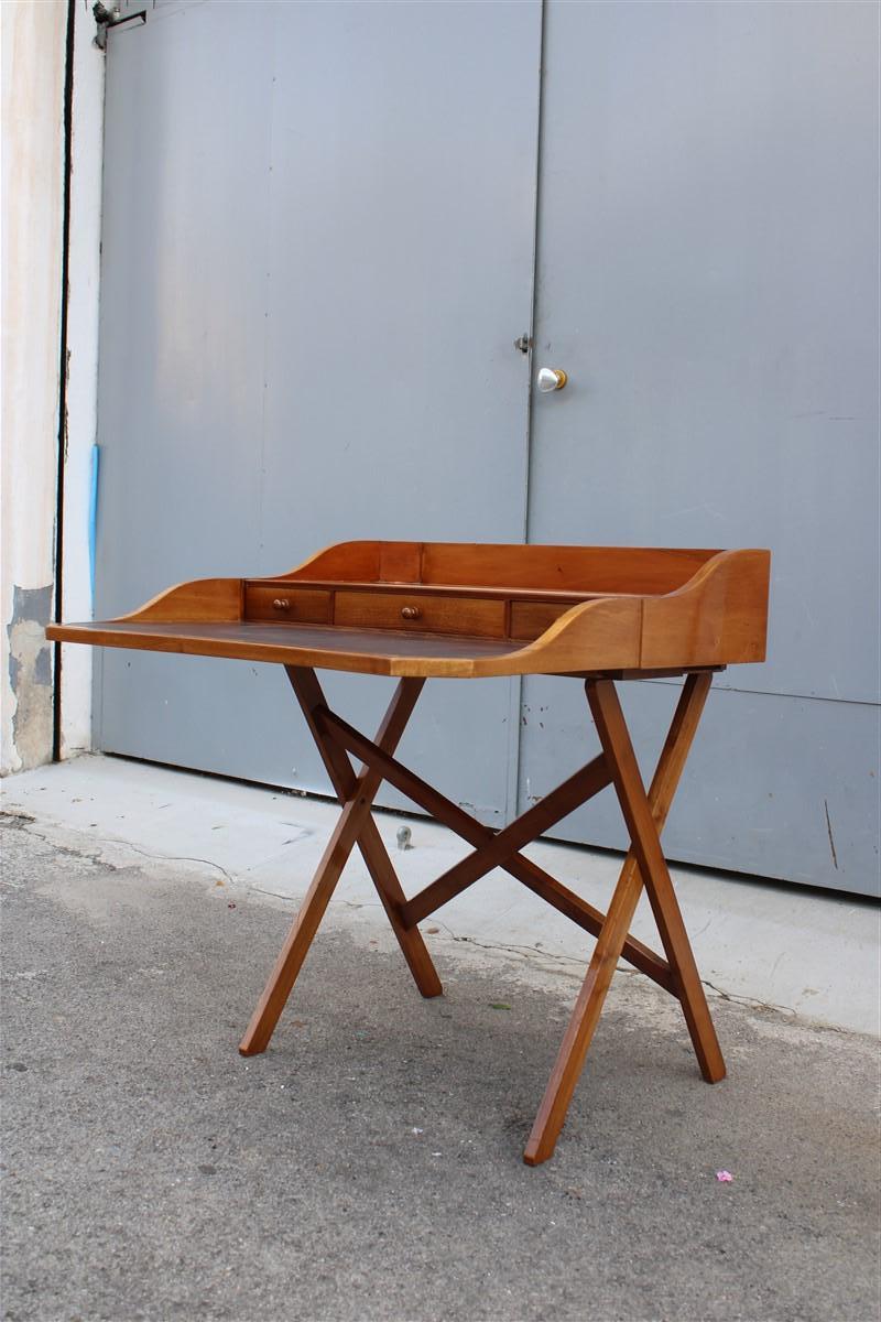 Small folding desk Cantieri Carugati Gianfranco Frattini 1959 in Italian Walnut, open depth 83 cm, completely restored with natural paints as in the past.