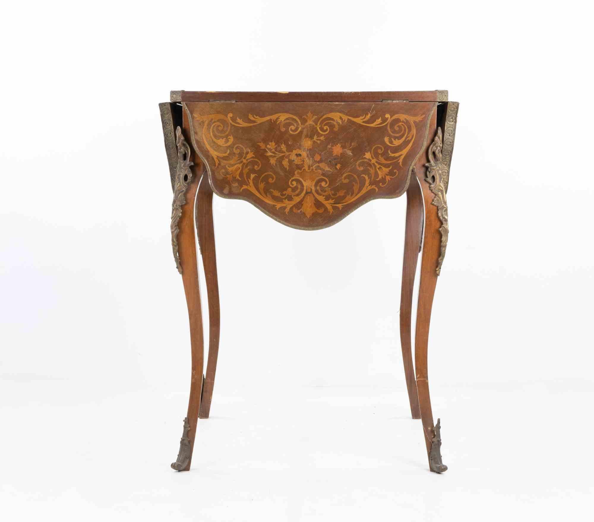 Small Folding Table realized in Italy in the early 20th Century.

Good overall condition except for some minor signs of time.

Dimension opened: H 76xL105.5 cmx105.5.