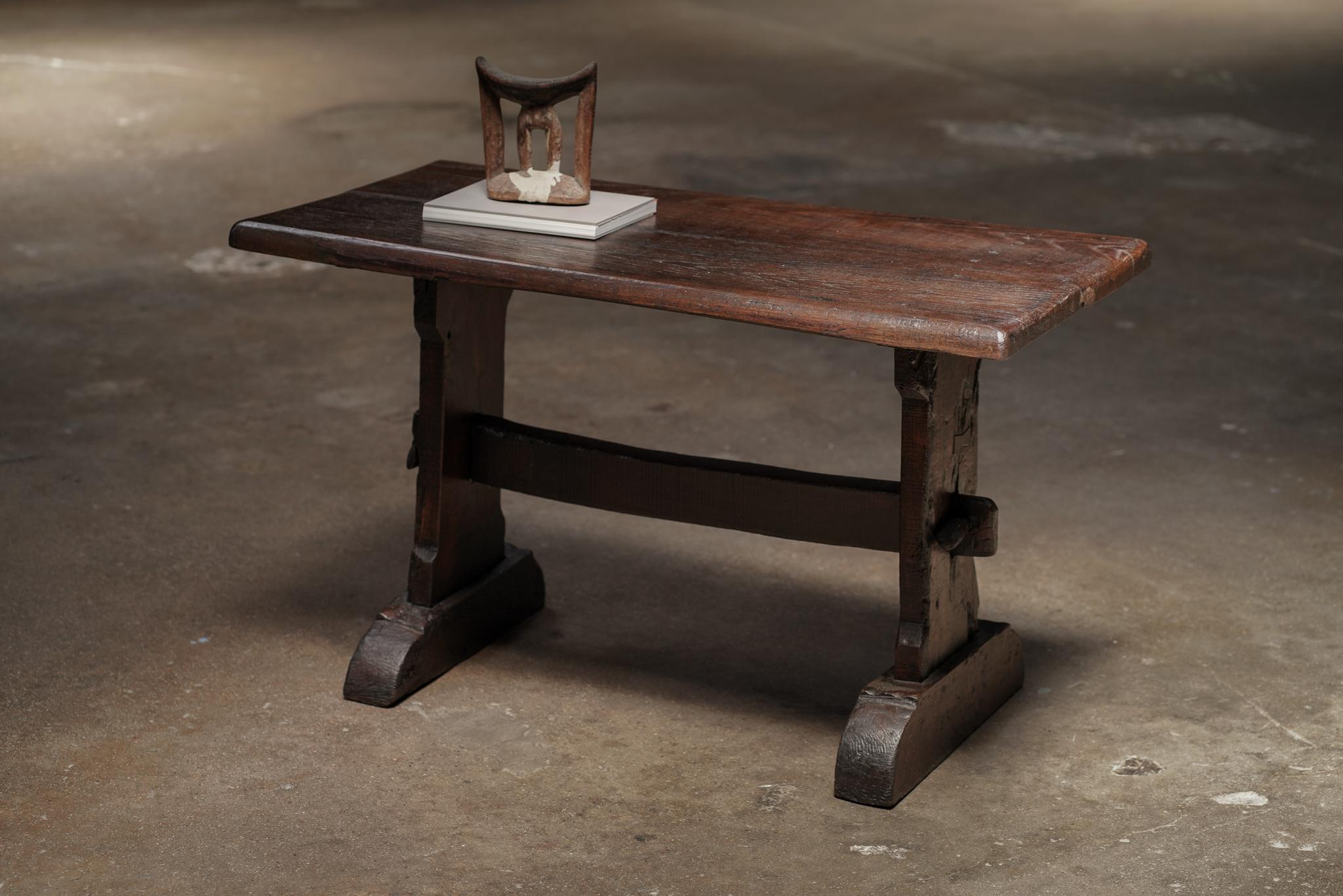 Pequeña mesa auxiliar con patas, de Japón, en rica madera espresso. Su tamaño compacto y su forma elegante lo convierten en un elemento versátil que puede colocarse en capas en cualquier habitación.