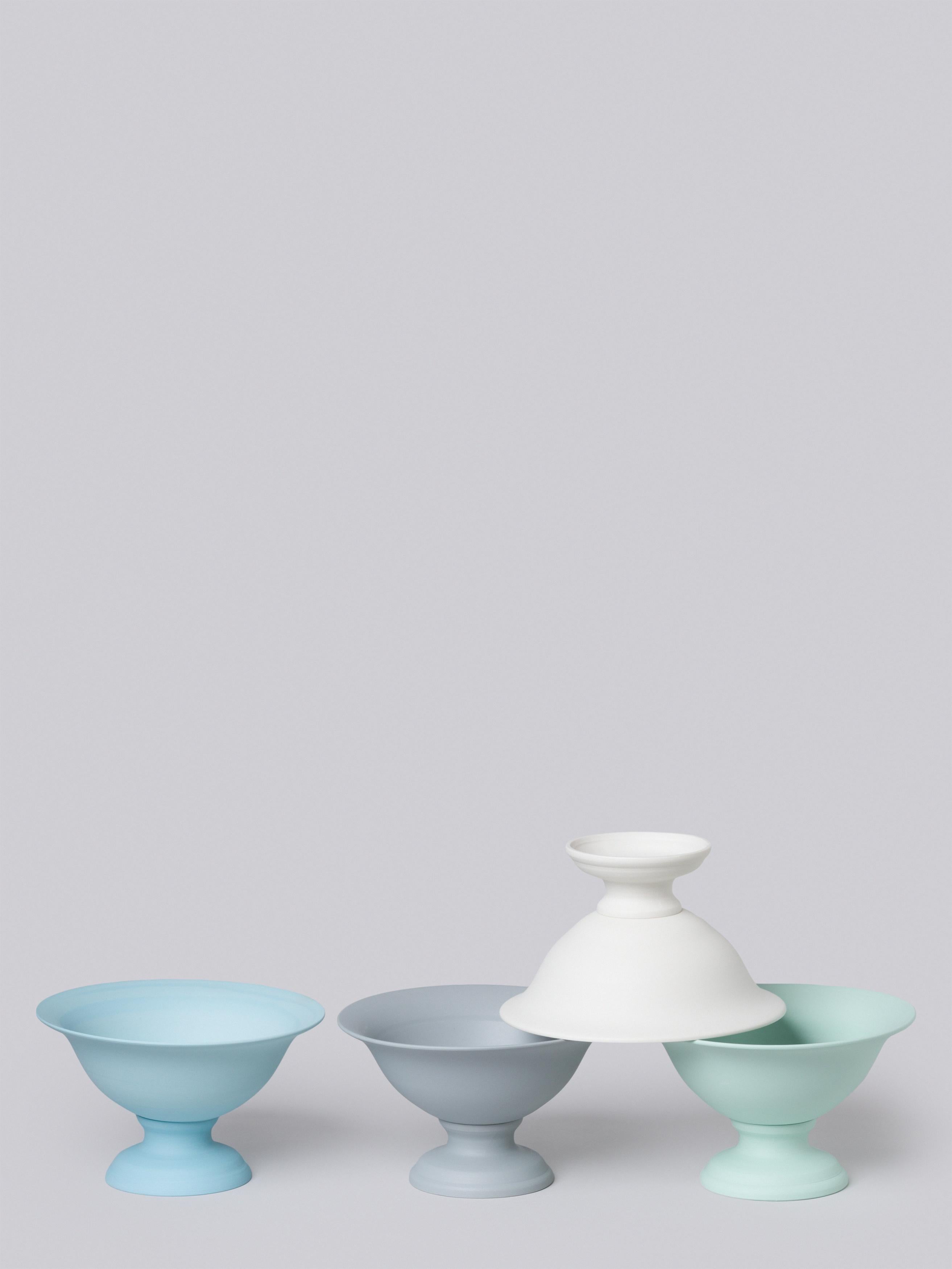 XXIe siècle et contemporain Petite jardinière vase en porcelaine sur pied en bleu de jean mat en vente