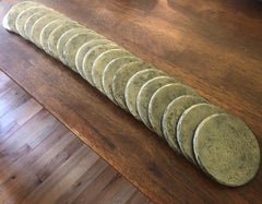 Pequeño posavasos redondo de acero forjado con revestimiento de latón y tono dorado