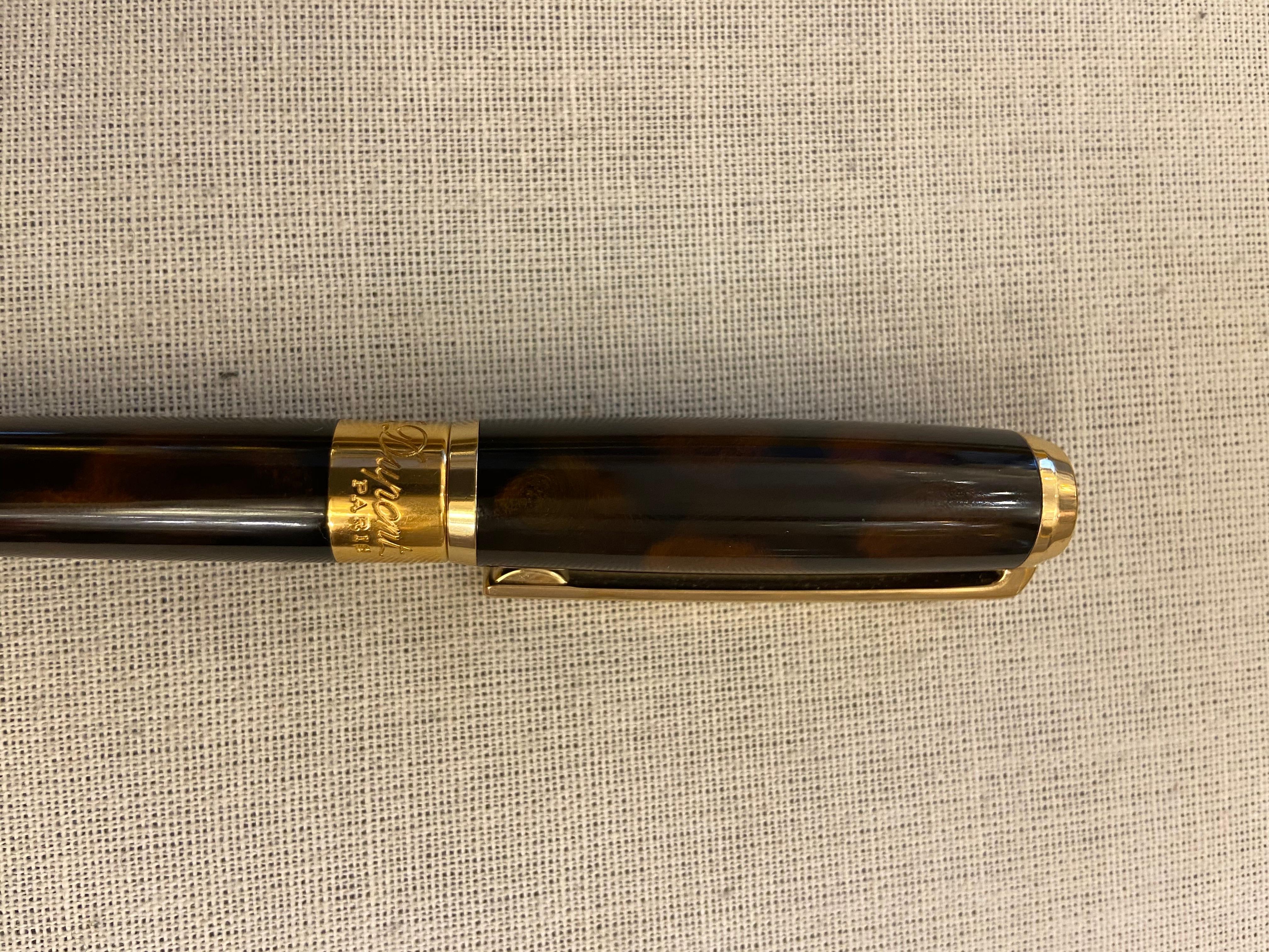 Small-format rollerball pen - Edition ST Dupont - Atelier 1953 - line D 
Natural brown and yellow gold lacquer  
13,7 x 1,5 cm  
390 euros  