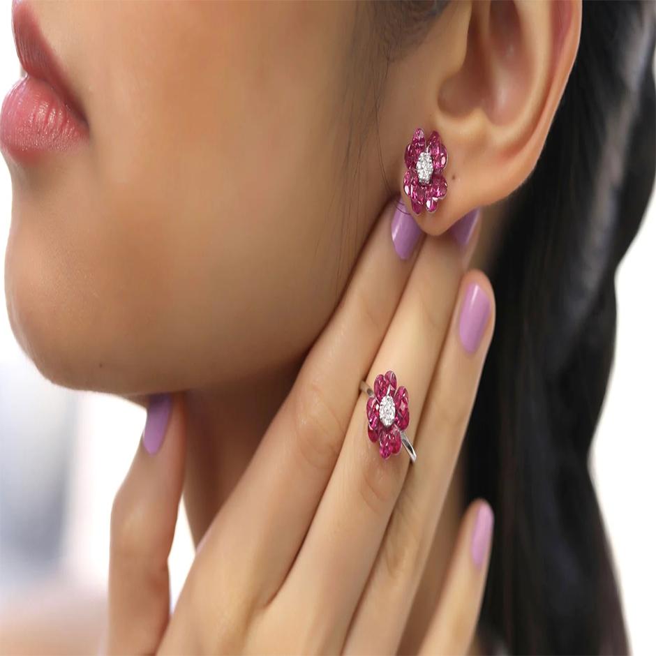 Small Four-Leaf Ruby Invisible Earring Ring Set For Sale 2
