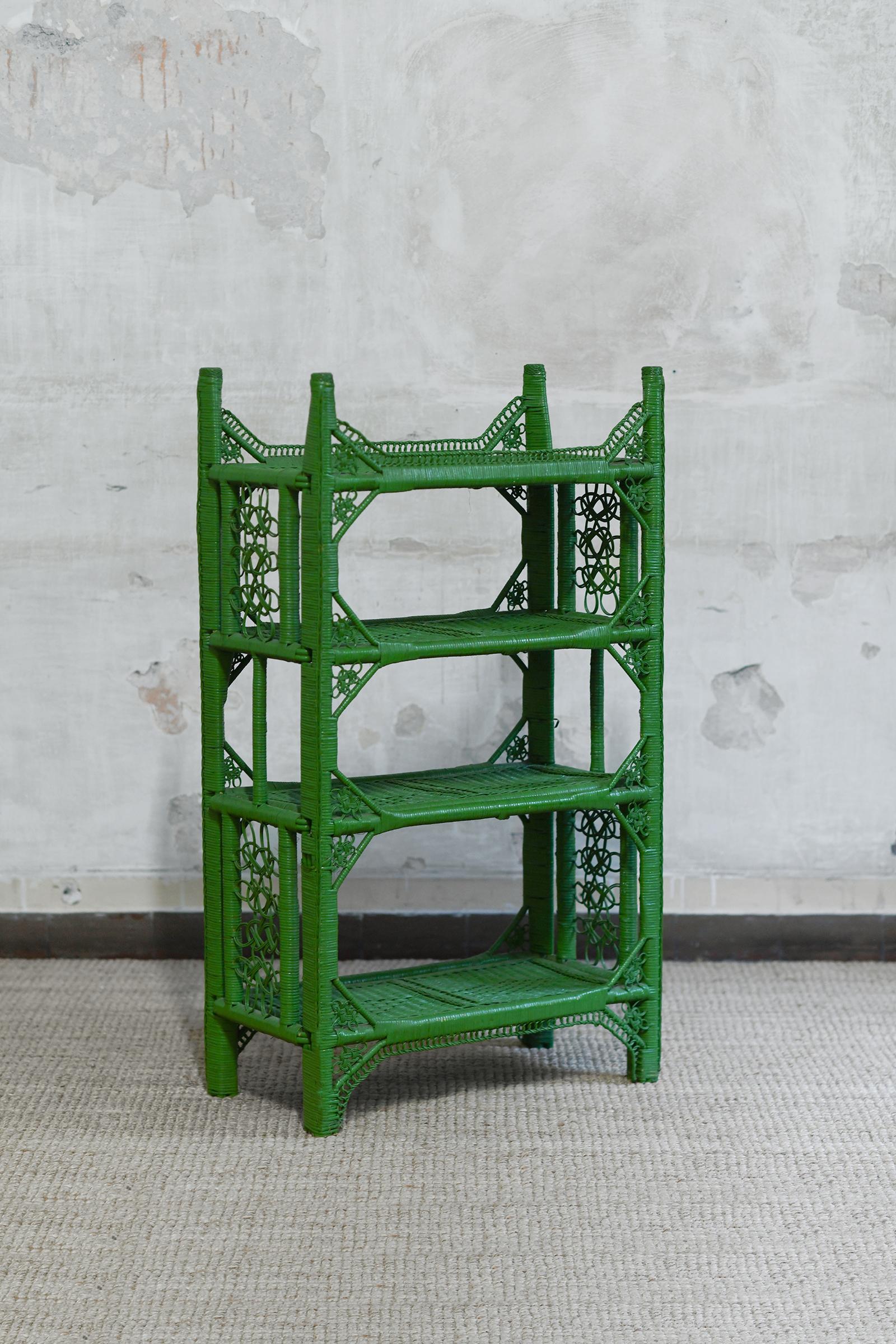 Petite bibliothèque verte à quatre étagères en rotin tressé à la main, 1970
Détails du produit
Dimensions : 66 L × 114 H x 35 D cm