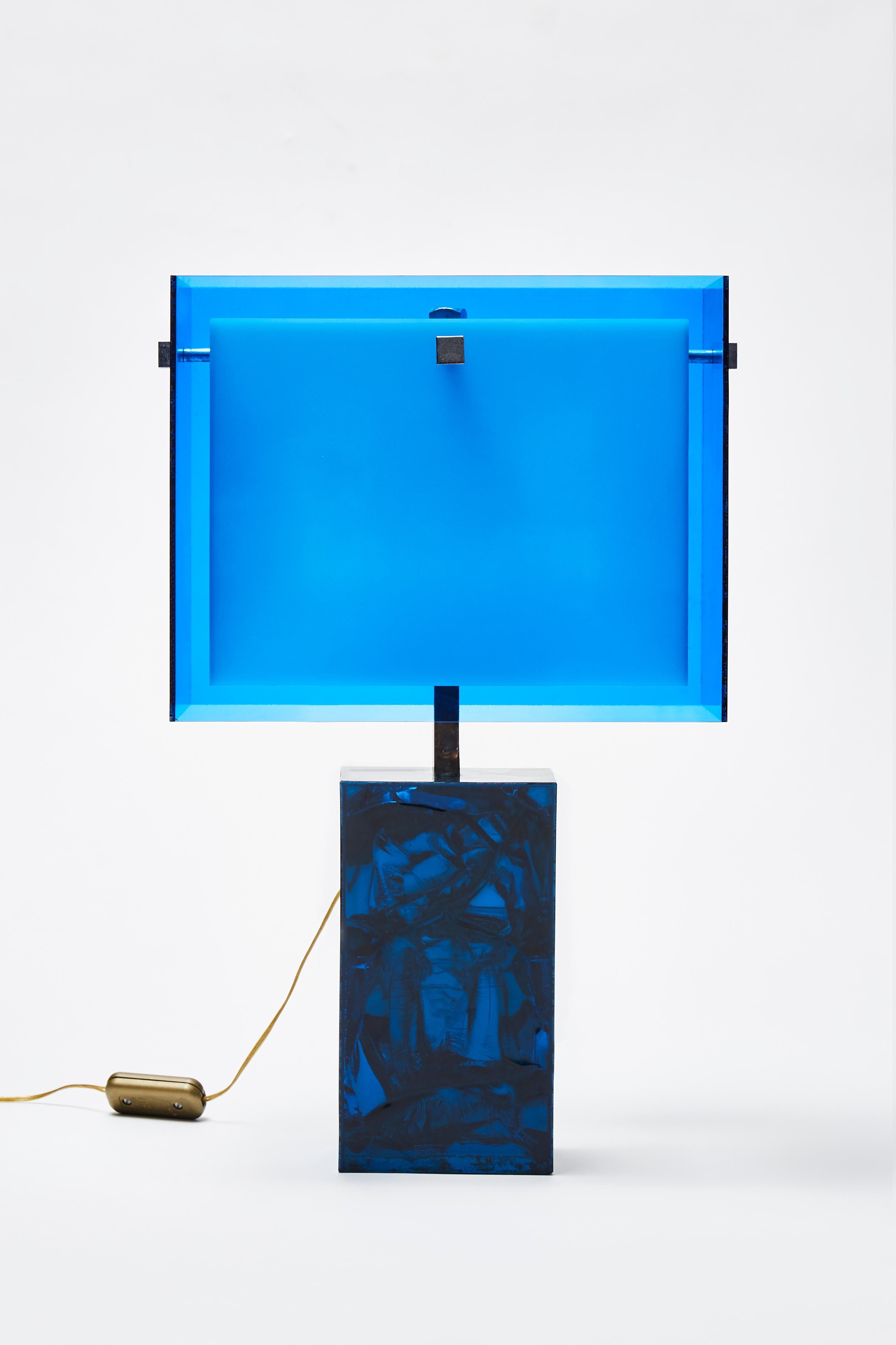 Petite lampe de table rectangulaire en résine fractale bleue par Marie Claude de Fouquieres. Abat-jour double assorti d'origine en plexiglas bleu et blanc.