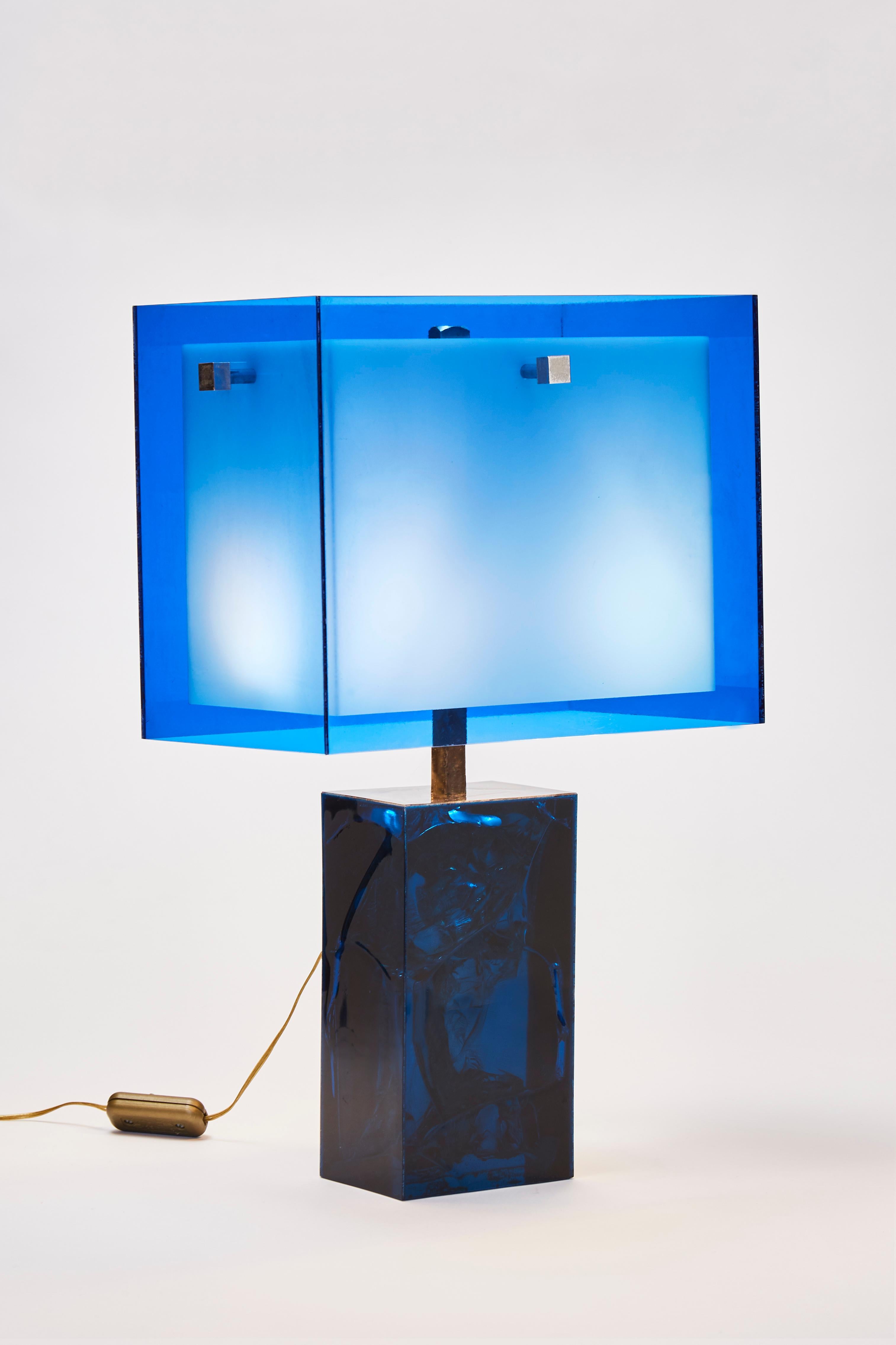 Mid-Century Modern Petite lampe de bureau bleue en résine fractale et plexiglas de Marie Claude De Fouquieres en vente