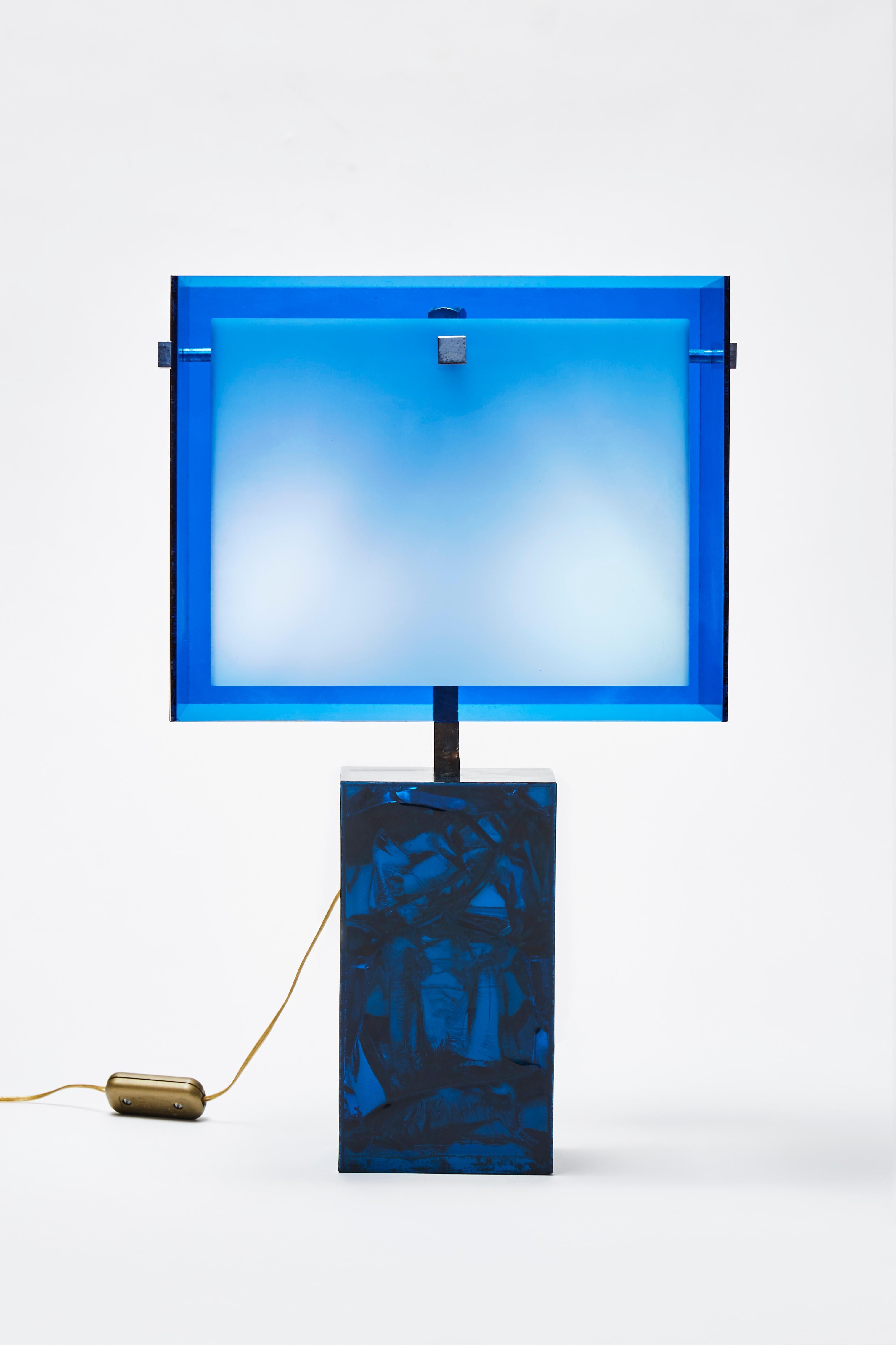 Français Petite lampe de bureau bleue en résine fractale et plexiglas de Marie Claude De Fouquieres en vente