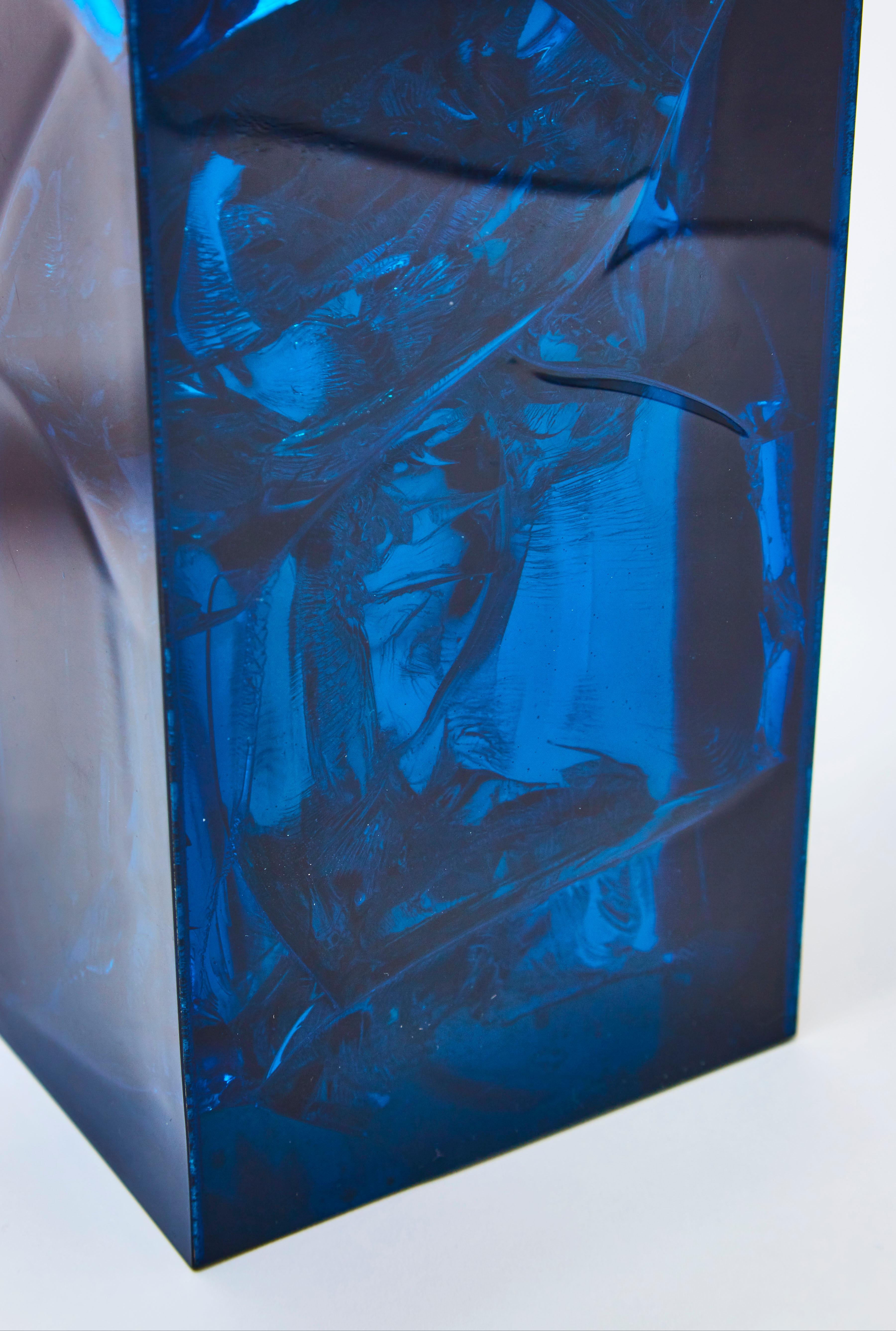 Fin du 20e siècle Petite lampe de bureau bleue en résine fractale et plexiglas de Marie Claude De Fouquieres en vente