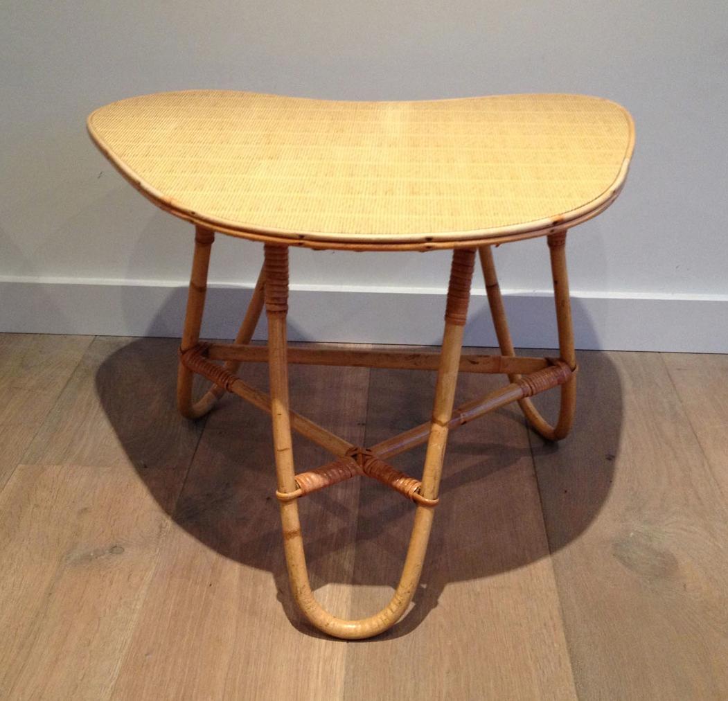 Mid-Century Modern Petite table basse en rotin Free From. Œuvre française attribuée à Audoux Minet en vente