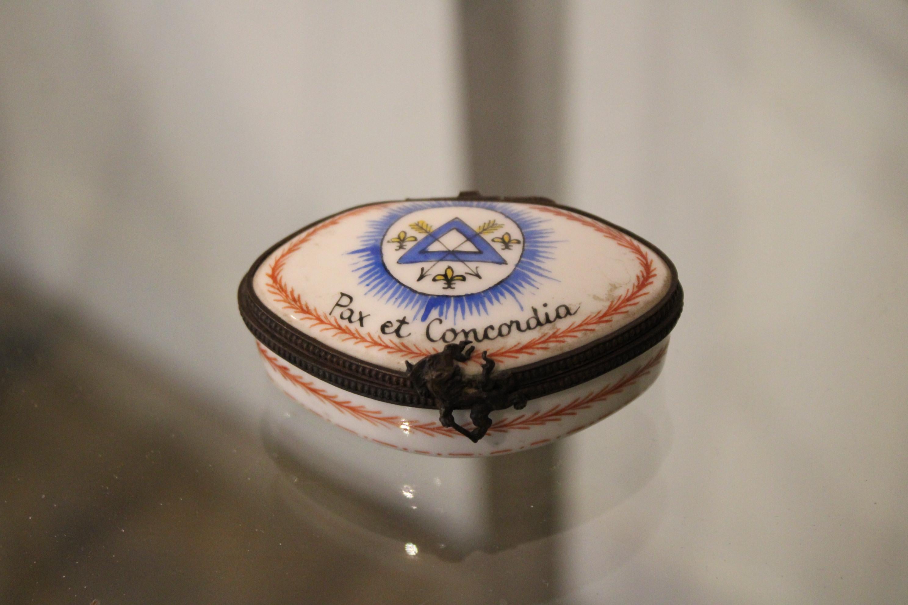 Small freemasonry porcelain box
Polychrome decoration, Masonic attributes.
Mark below.

A little rust.
 