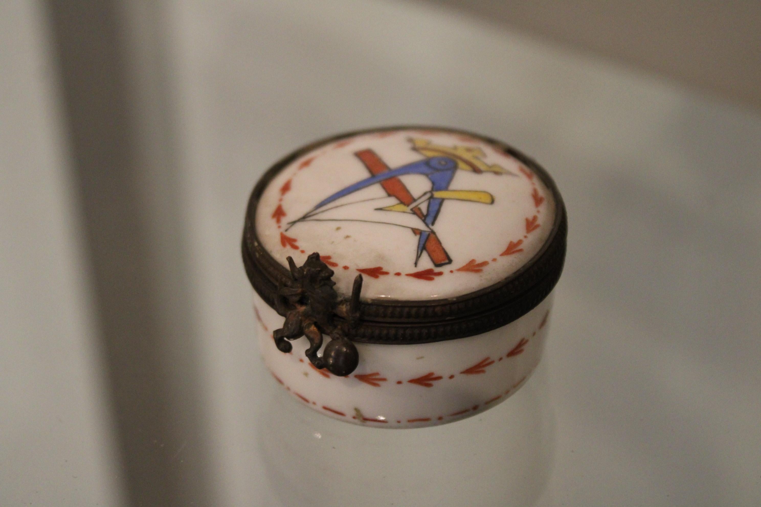 Small Freemasonry Porcelain Box In Good Condition For Sale In Paris, FR