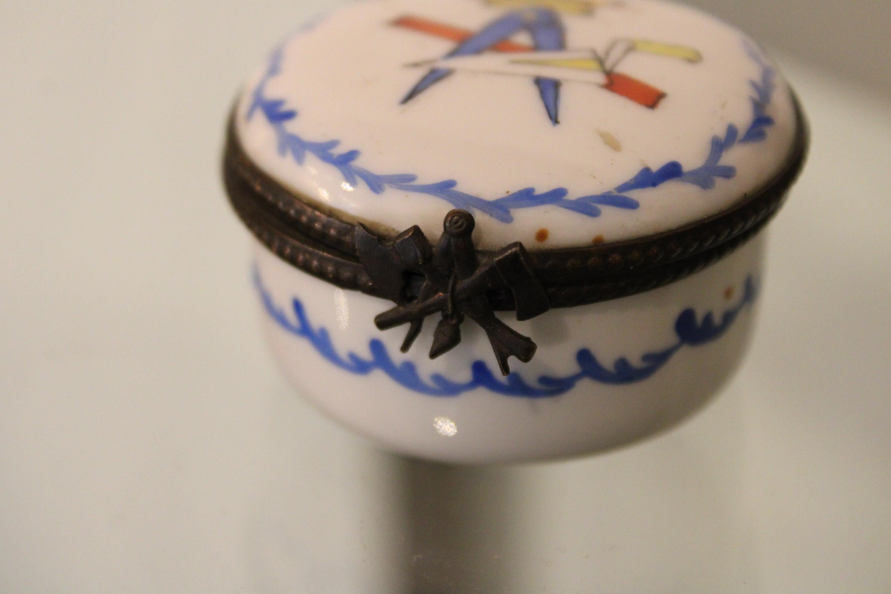Small Freemasonry Porcelain Box In Fair Condition For Sale In Paris, FR