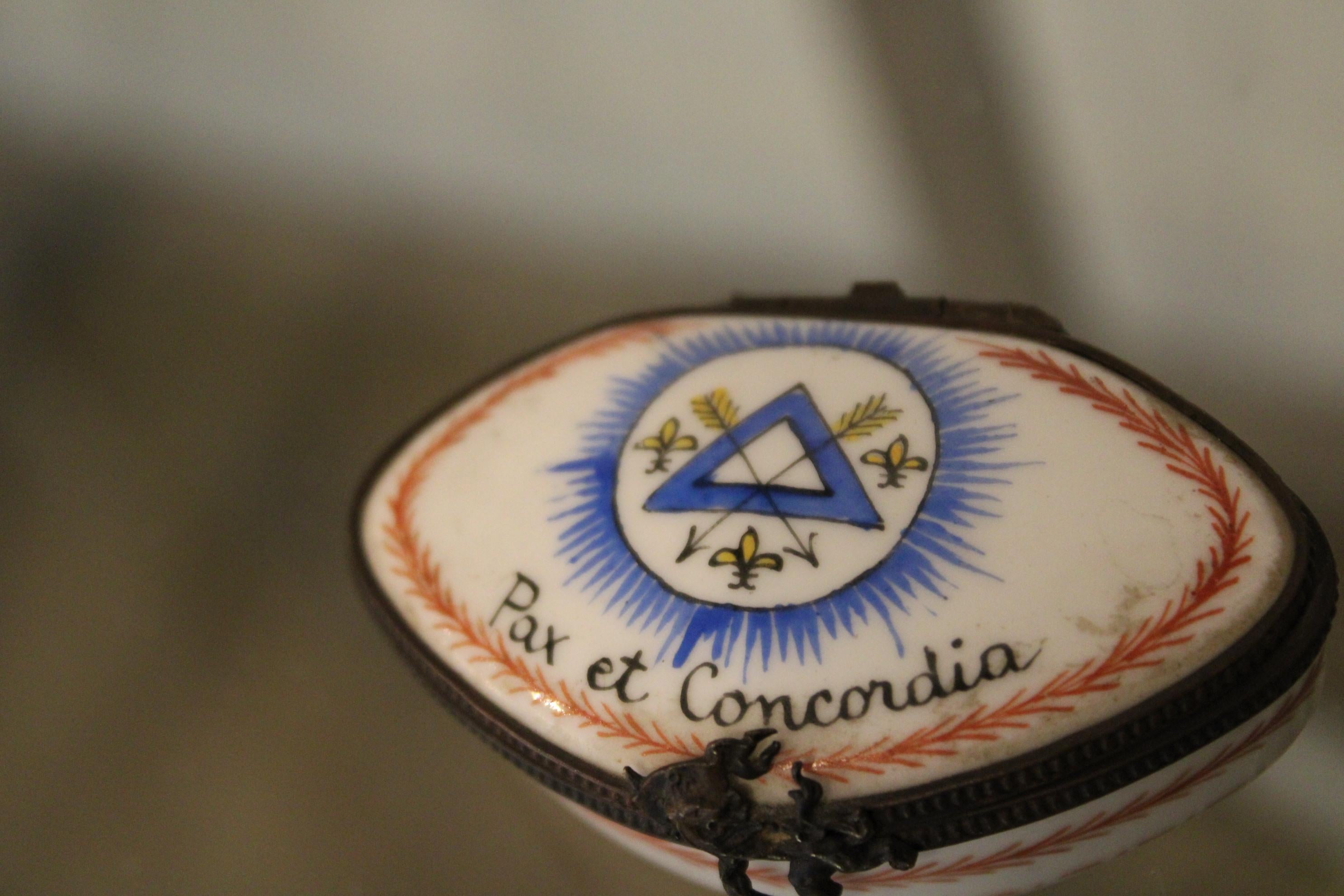 Petite boîte en porcelaine de la Freemasonry Bon état - En vente à Paris, FR