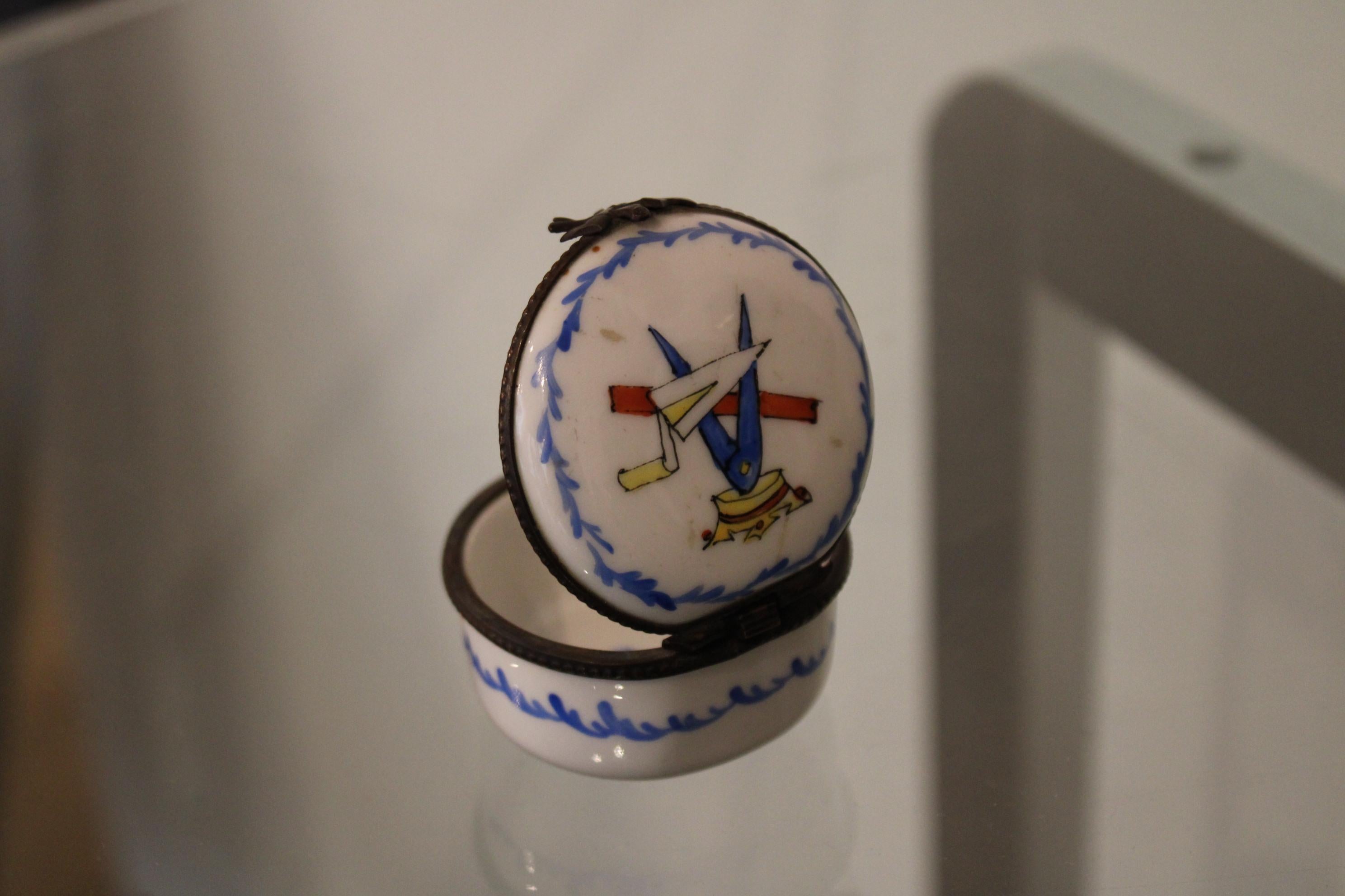 XIXe siècle Petite boîte en porcelaine de la Freemasonry en vente