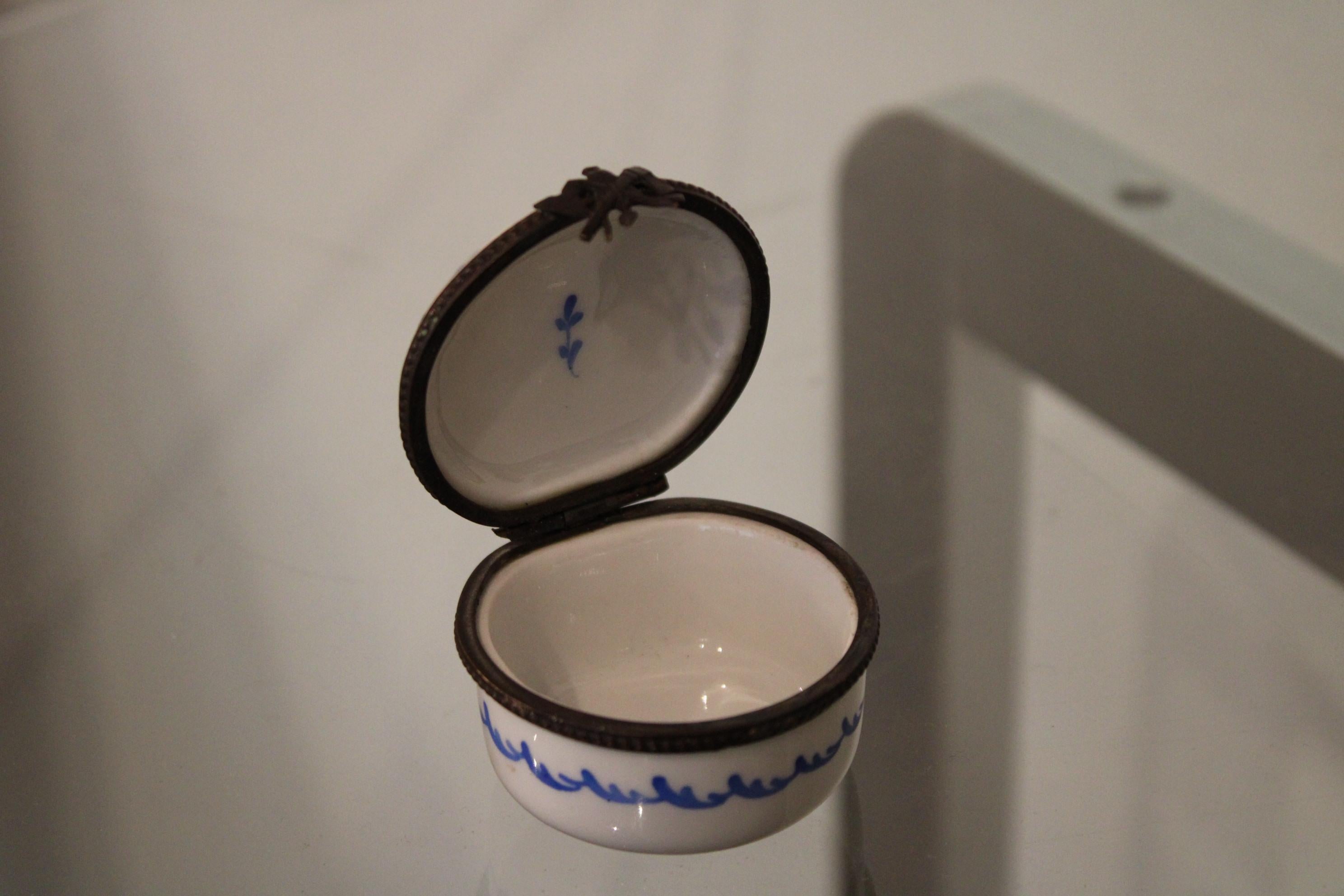 Porcelaine Petite boîte en porcelaine de la Freemasonry en vente