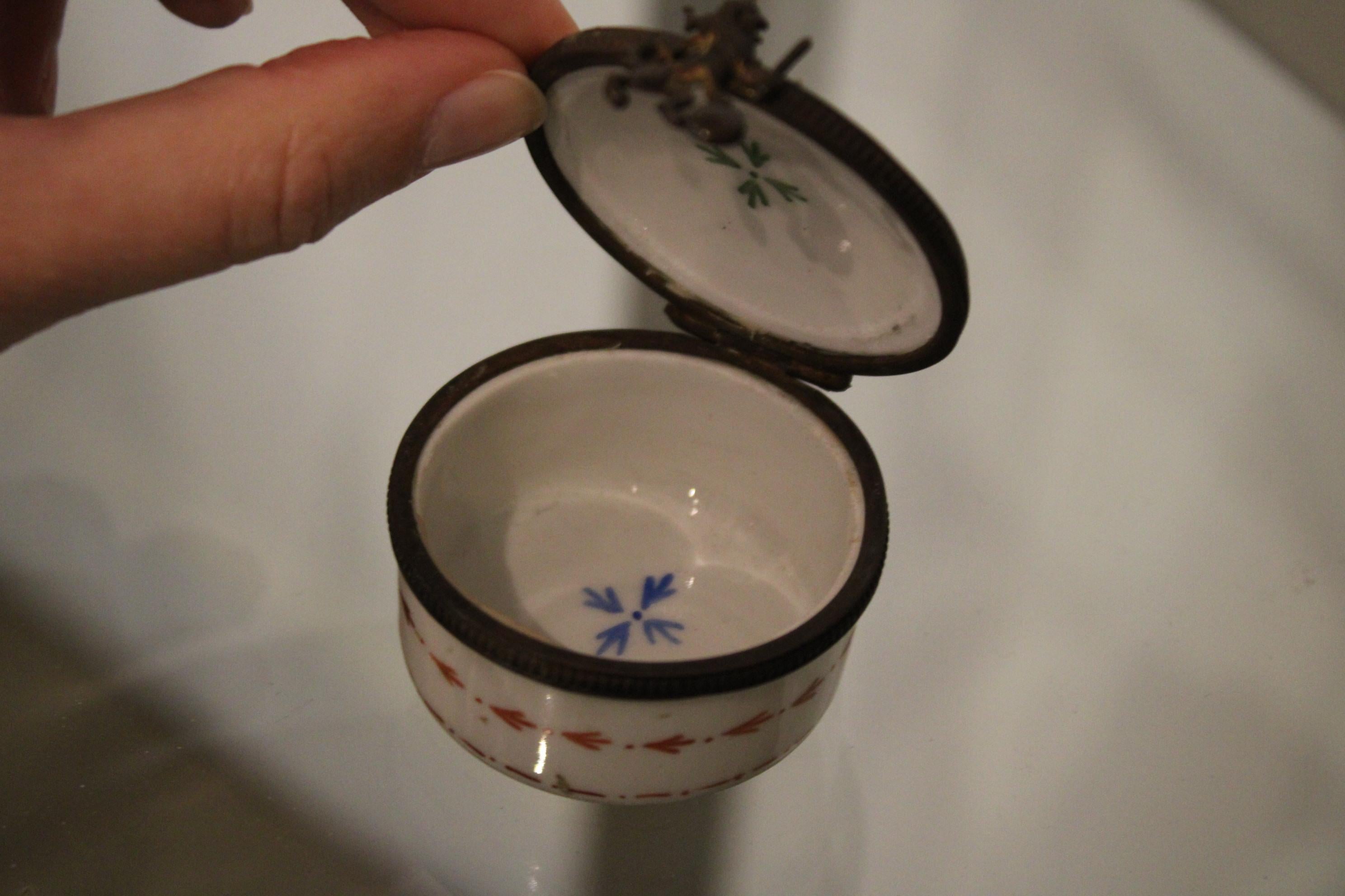 Petite boîte en porcelaine de la franc-maçonnerie en vente 1