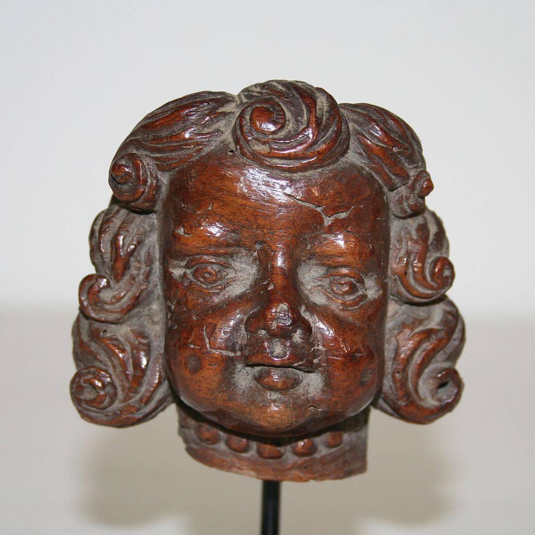 Small French 17th-18th Century Baroque Carved Wooden Angel Face In Good Condition In Buisson, FR