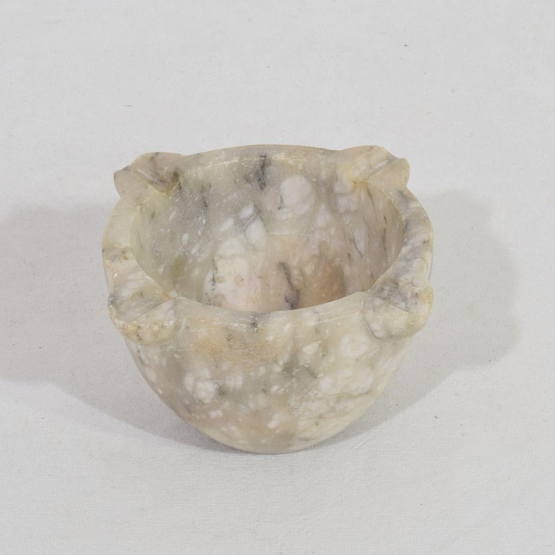 Grazioso e raro piccolo mortaio in alabastro, Francia, circa 1750-1850.
Inalterato ma in buone condizioni.