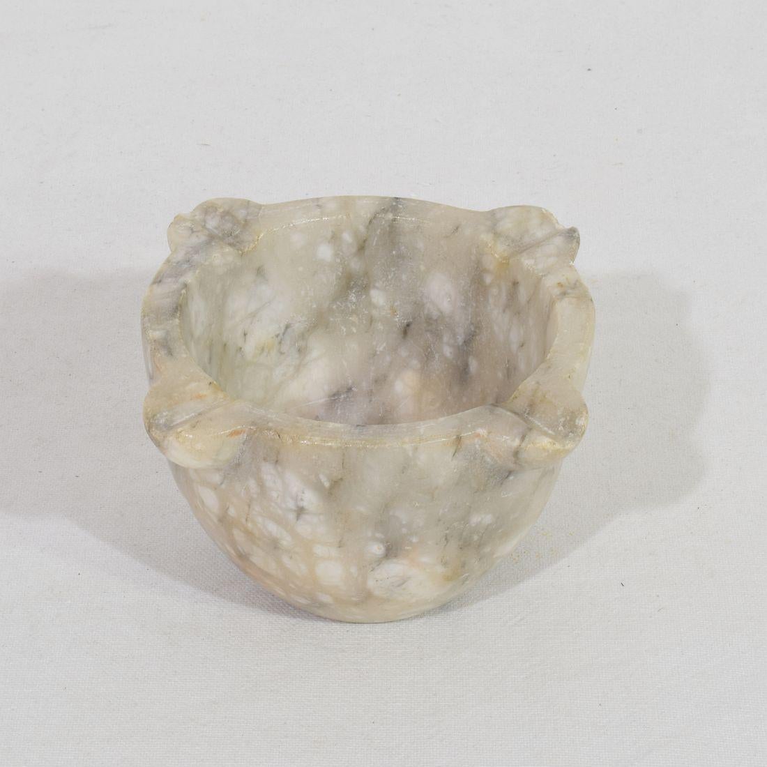 Piccolo mortaio francese in alabastro del XVIII-XIX secolo In condizioni buone in vendita a Buisson, FR
