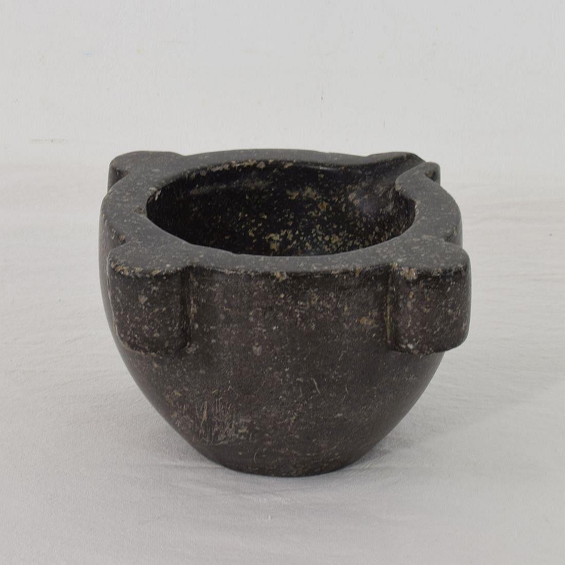 Small French 18th-19th Century Black Marble Mortar In Good Condition In Buisson, FR