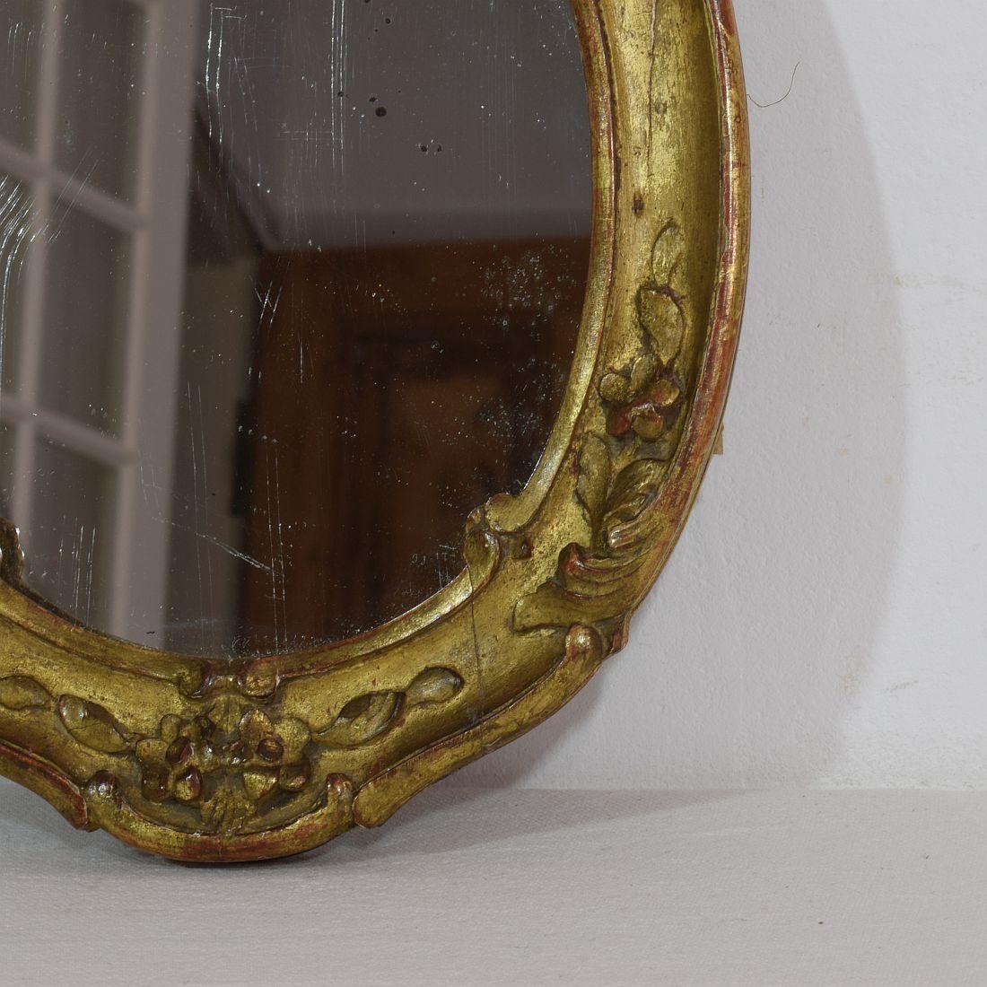 Small French 18th Century Baroque Giltwood Mirror In Good Condition In Buisson, FR
