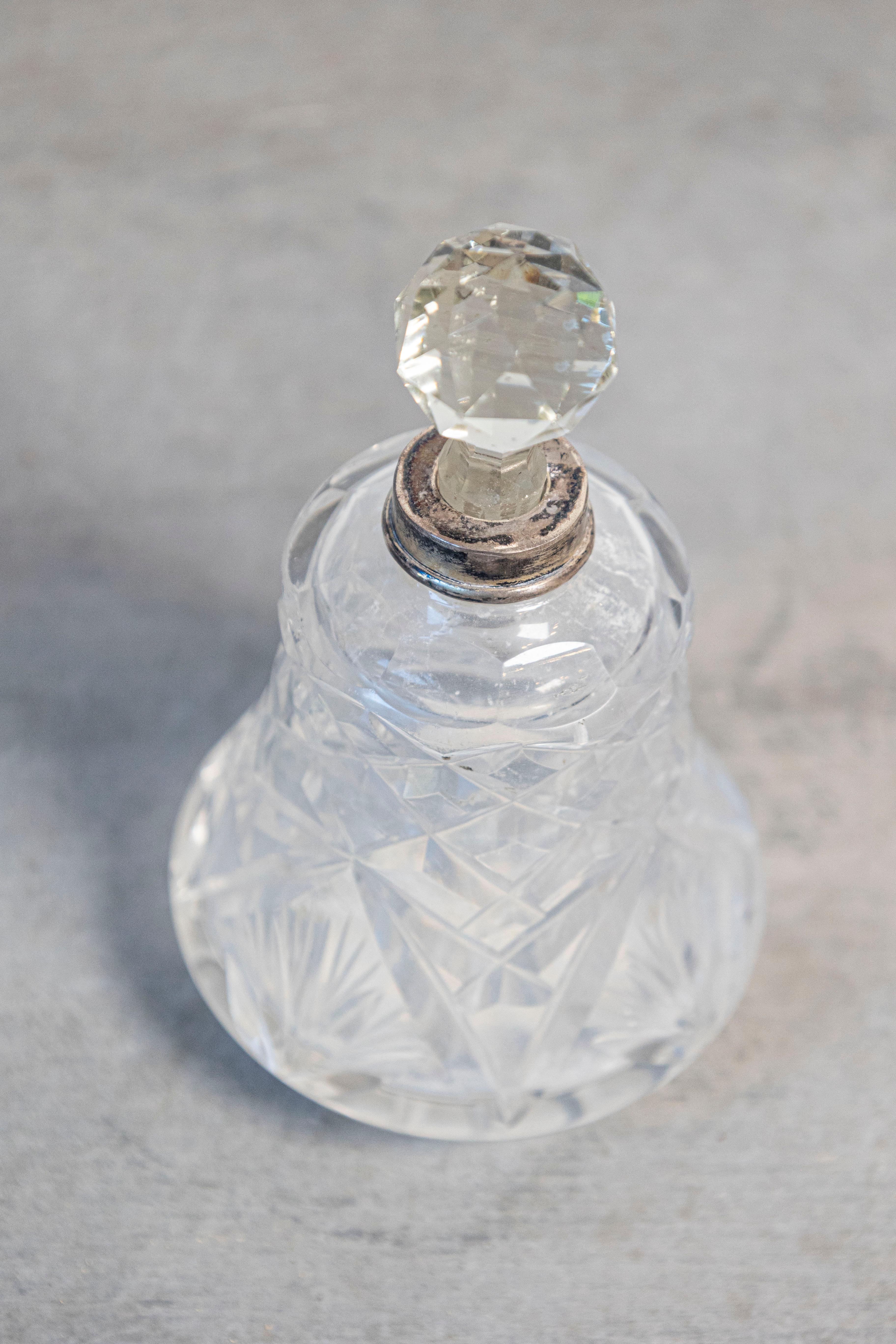 Francese Piccolo flacone da toilette in cristallo francese degli anni '20 con collo in argento e motivi a diamante in vendita