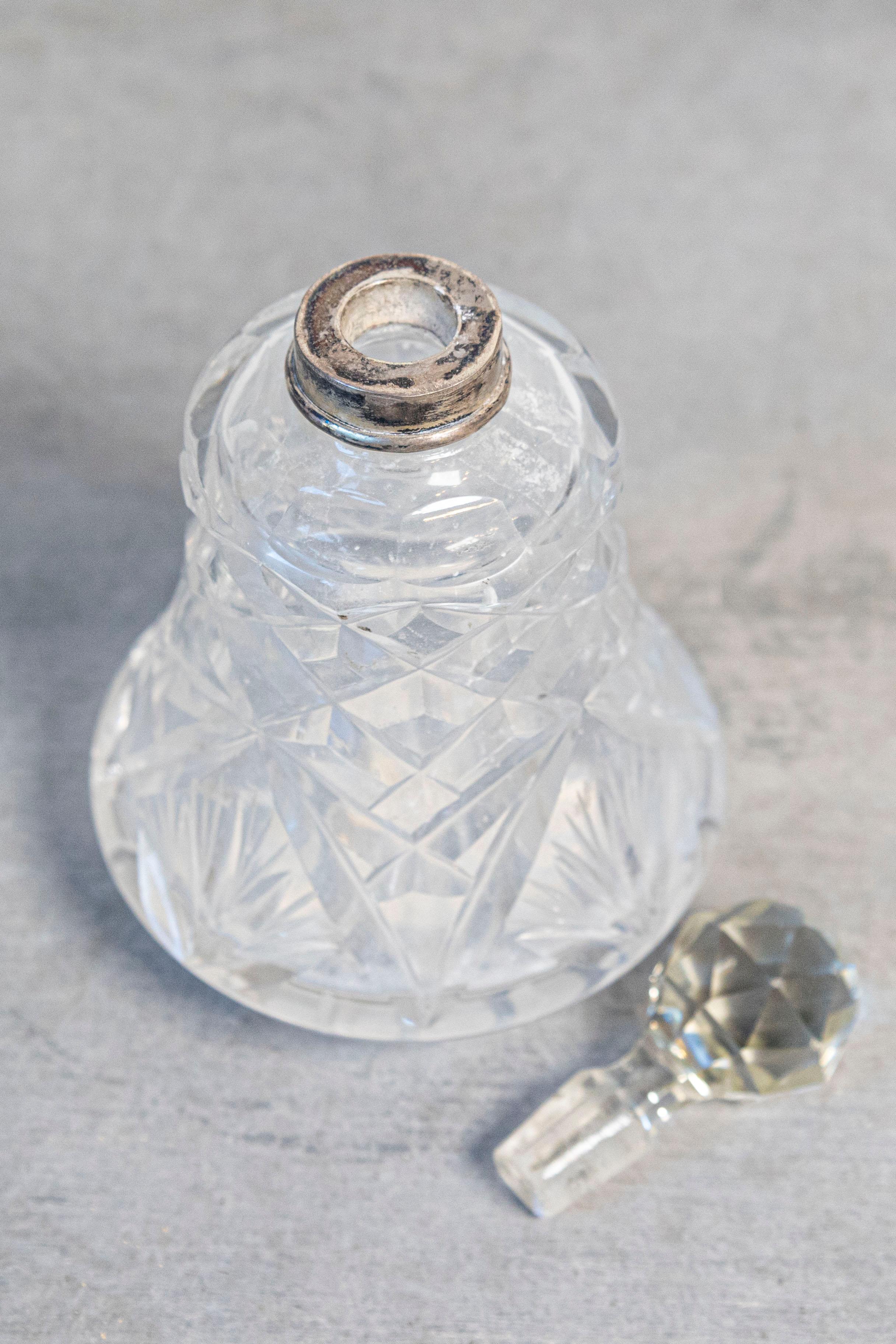 Piccolo flacone da toilette in cristallo francese degli anni '20 con collo in argento e motivi a diamante In condizioni buone in vendita a Atlanta, GA
