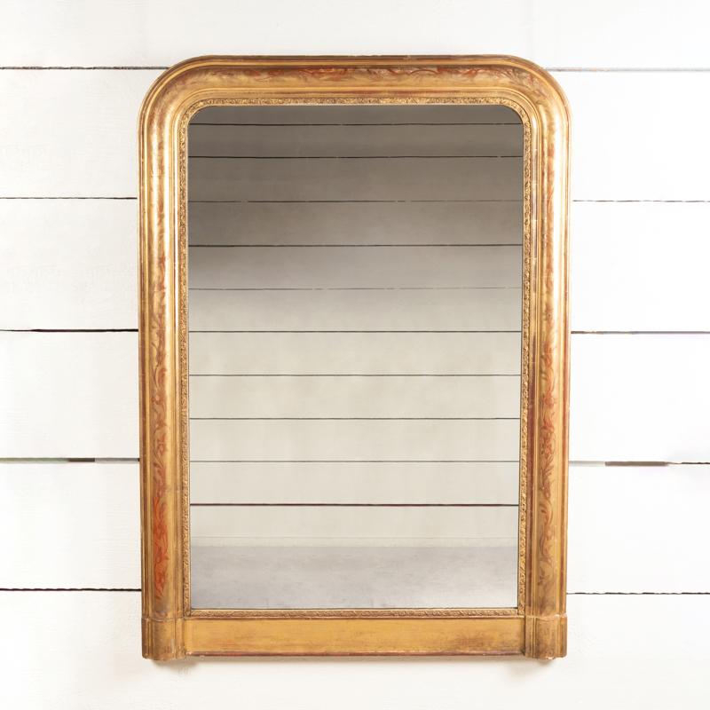 Piccolo specchio da camino in legno dorato inciso con motivi floreali, bella doratura, specchio originale, pavimento in legno.
Periodo Louis Philippe - Francia, XIX secolo.

Dimensioni :
Altezza 138 cm - 54,33 po
Larghezza 98 cm - 38,58 po