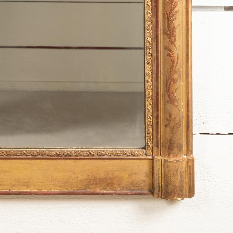 Metà XIX secolo Piccolo specchio da camino francese in legno dorato del XIX secolo in vendita
