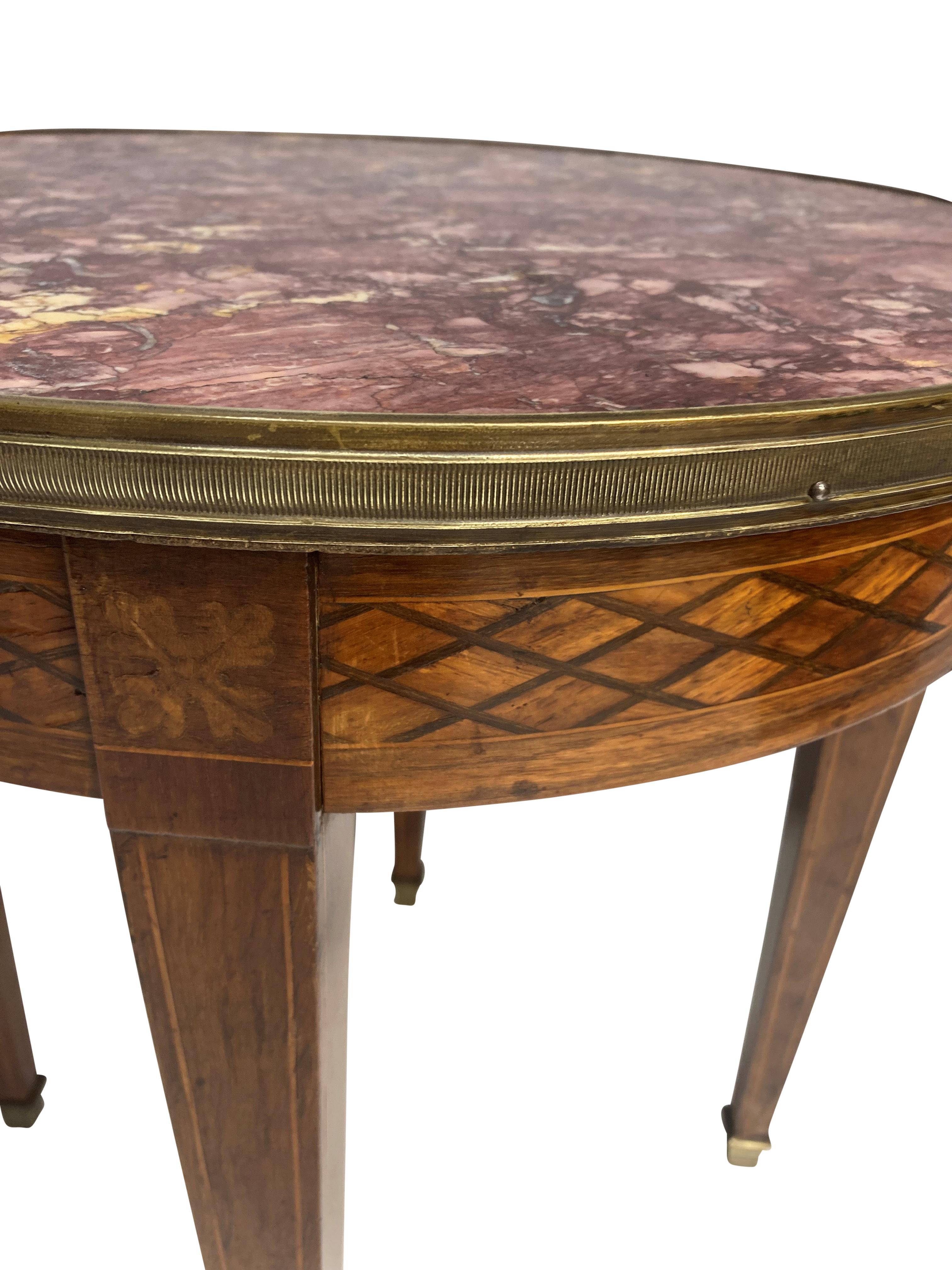 Petite table de guéridon française du XIXe siècle en marqueterie, avec des pieds sabots en laiton et une galerie, entourant un plateau en marbre violette.