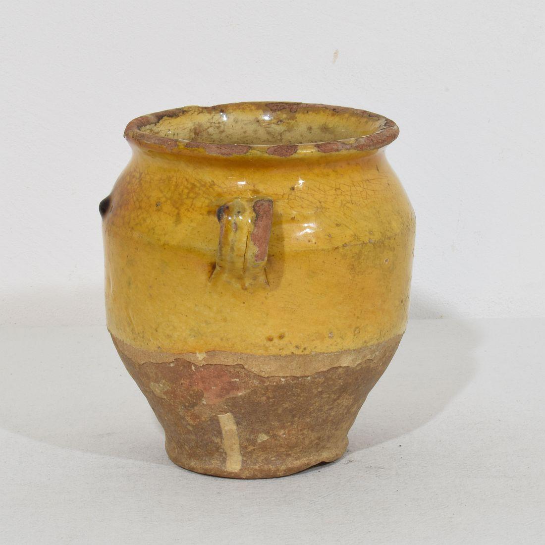 Français Petite jarre à confit française du 19ème siècle en céramique à glaçure jaune en vente