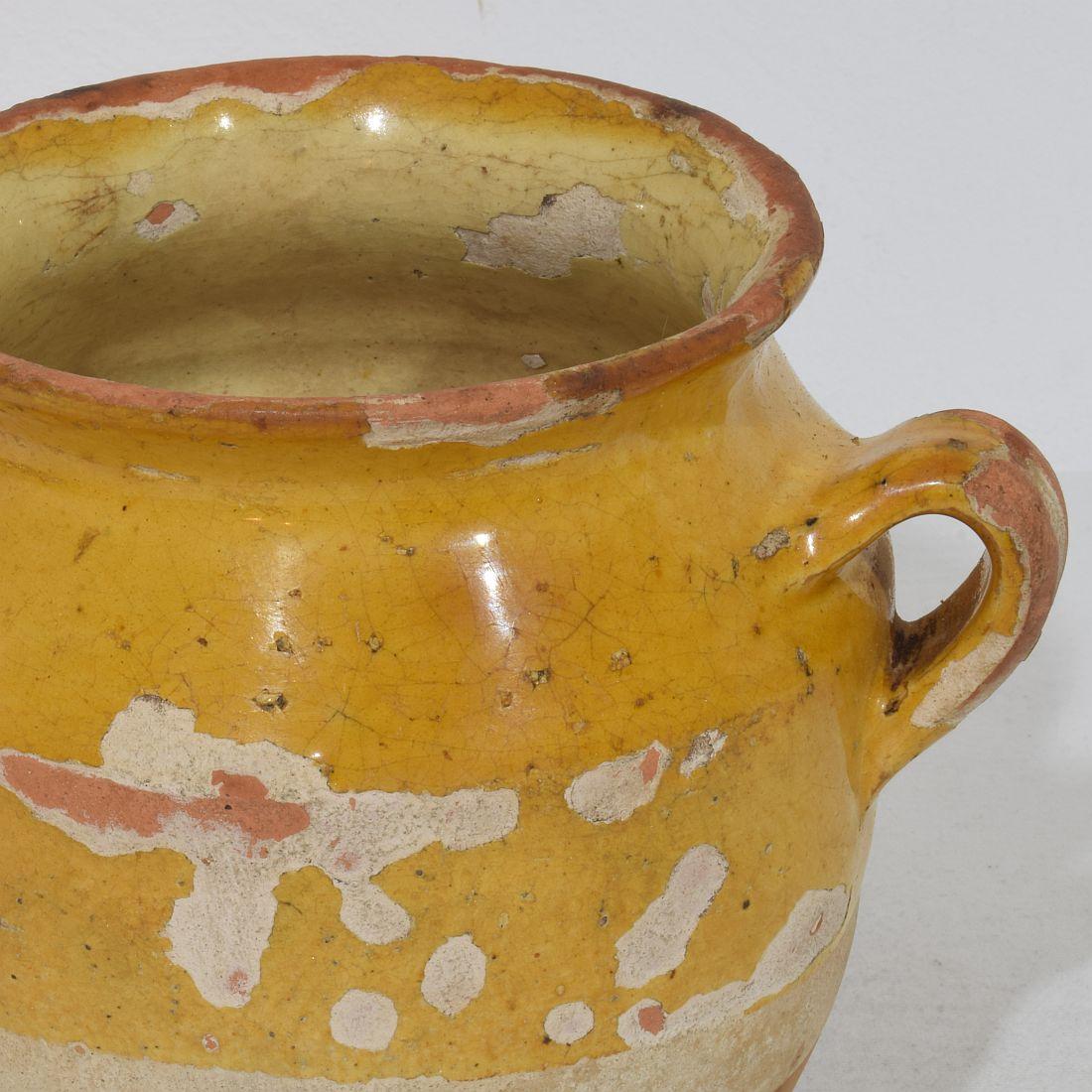 Kleines französisches gelb glasiertes Keramikgefäß aus dem 19. (19. Jahrhundert) im Angebot