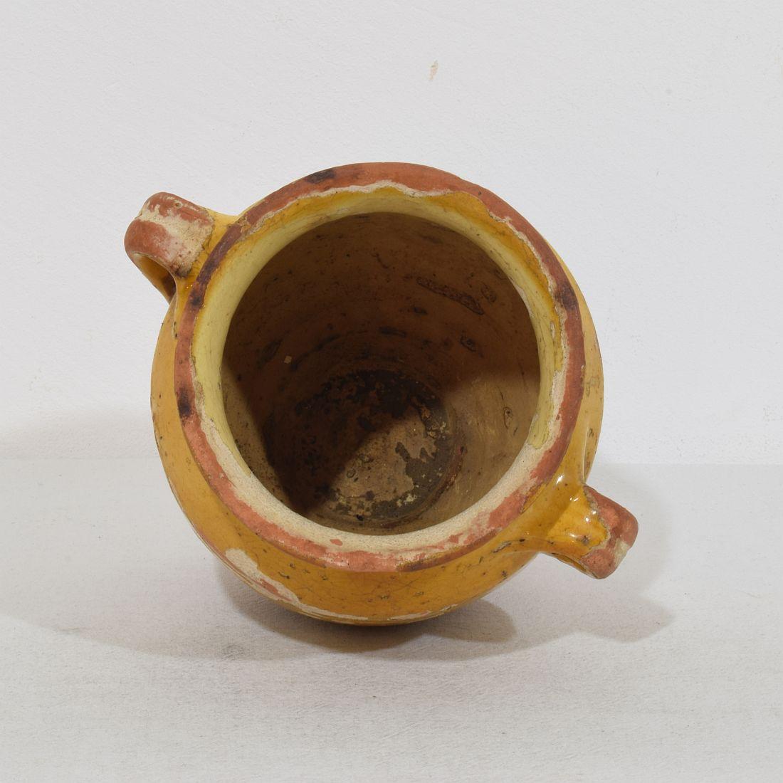 Kleines französisches gelb glasiertes Keramikgefäß aus dem 19. im Angebot 1
