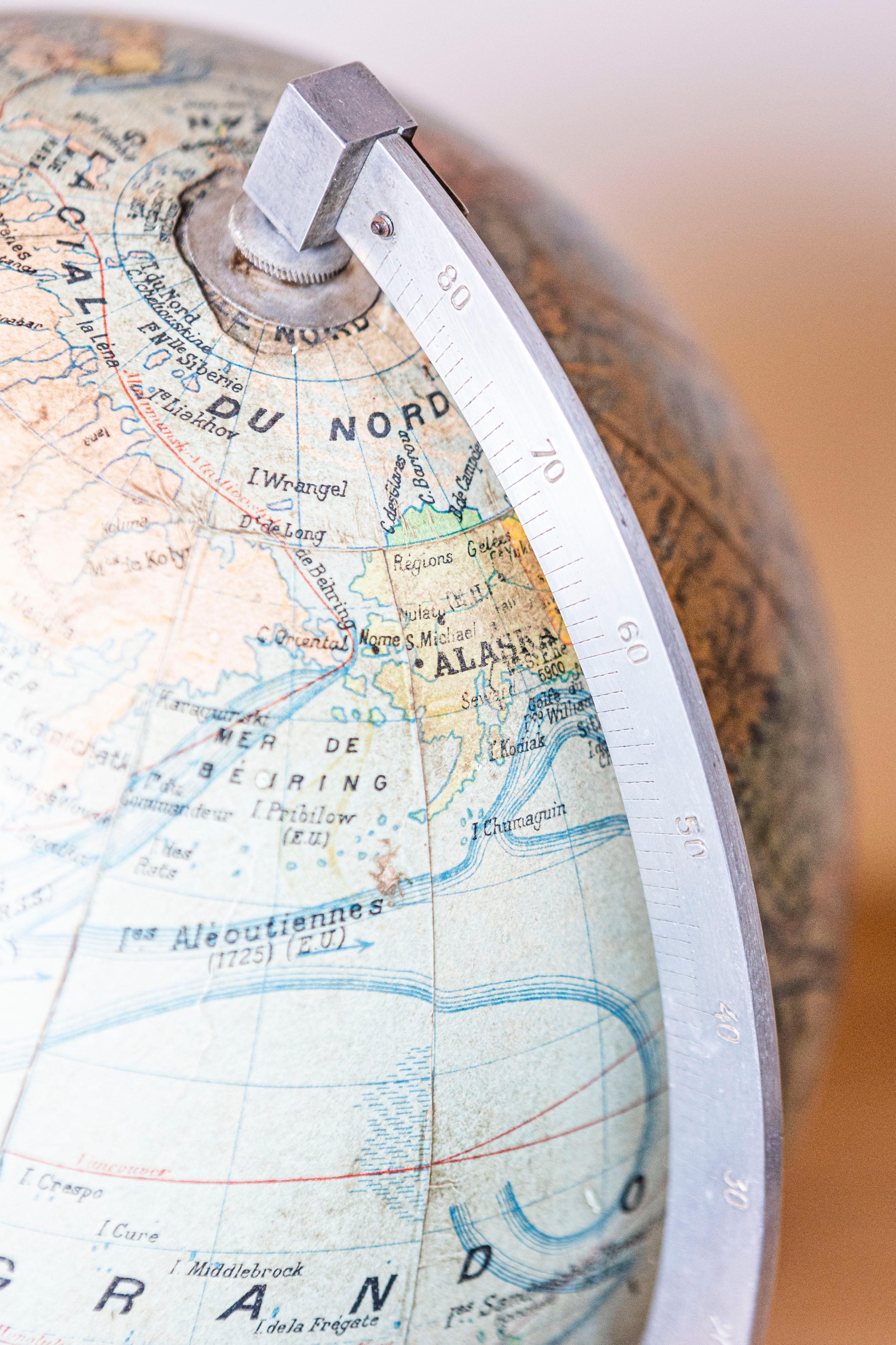 Français Petit globe terrestre français du 20e siècle sur socle en bois noir tourné en vente