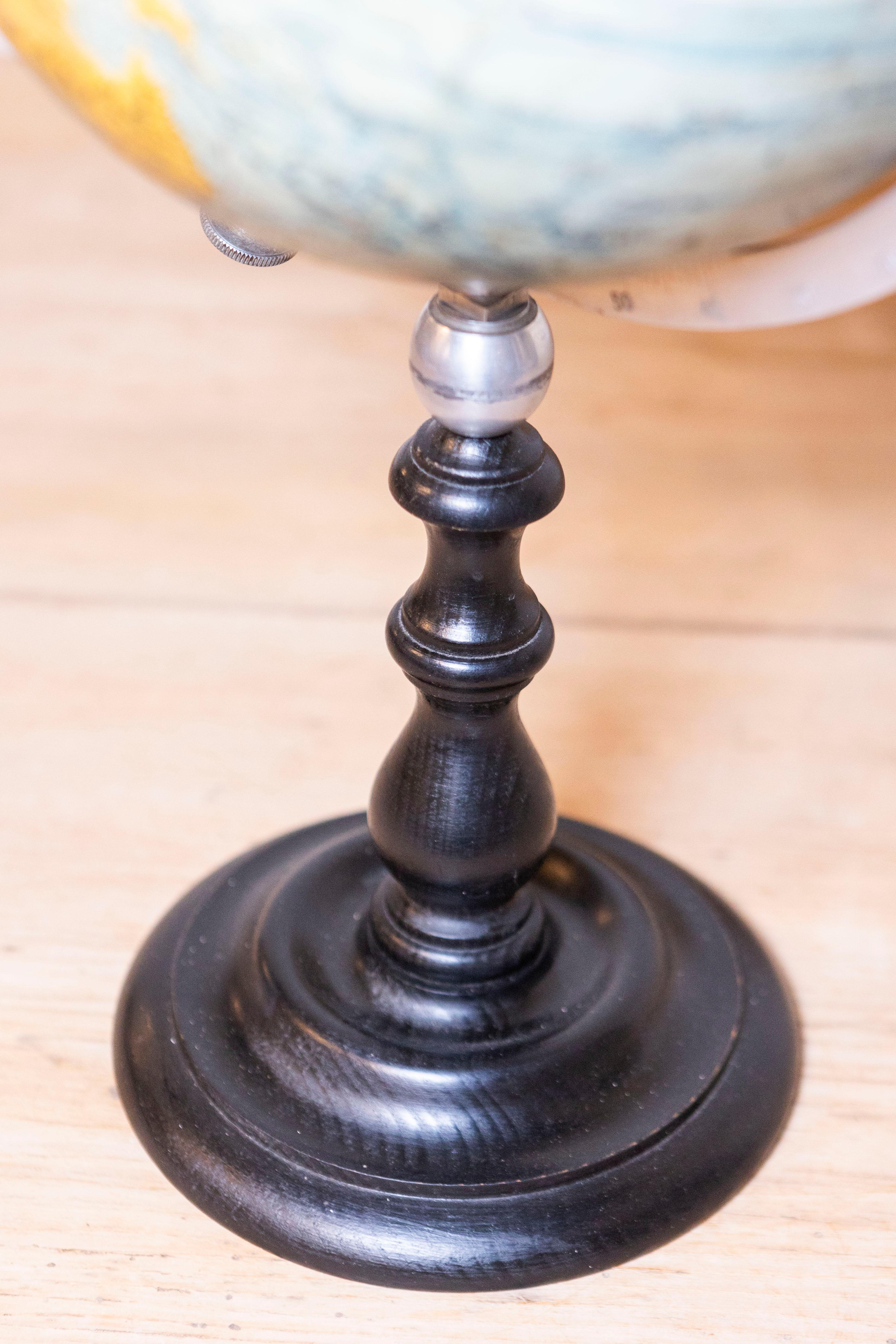Petit globe terrestre français du 20e siècle sur socle en bois noir tourné Bon état - En vente à Atlanta, GA