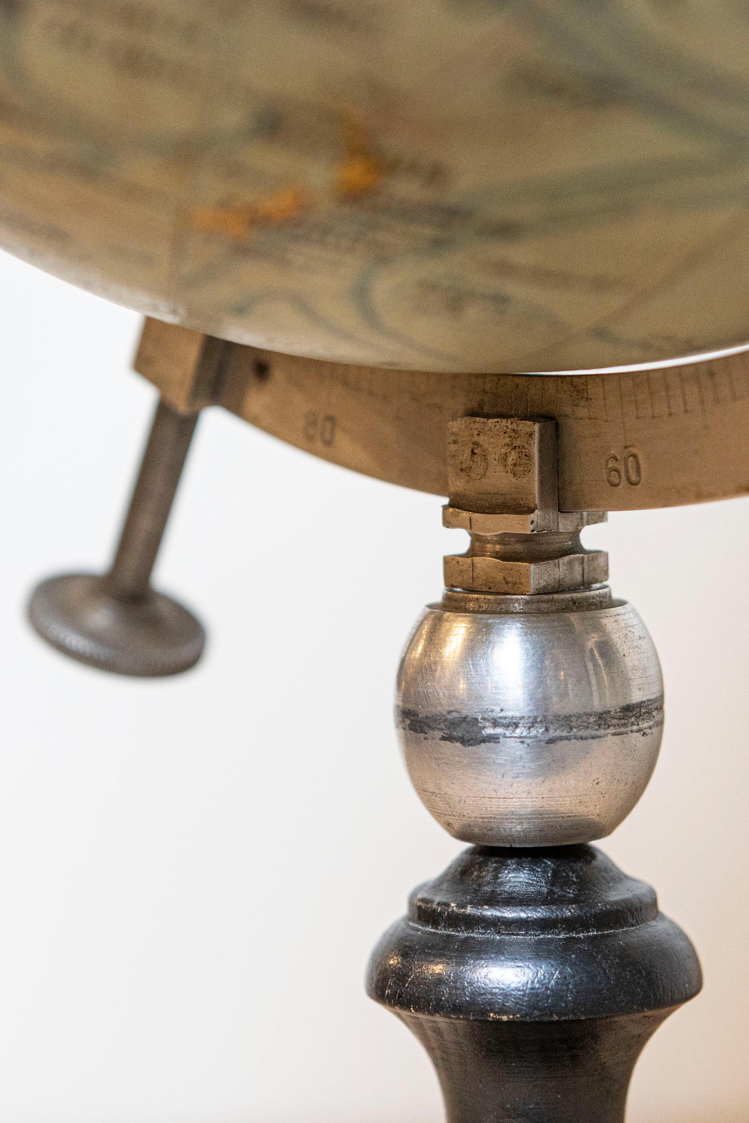 20ième siècle Petit globe terrestre français du 20e siècle sur socle en bois noir tourné en vente