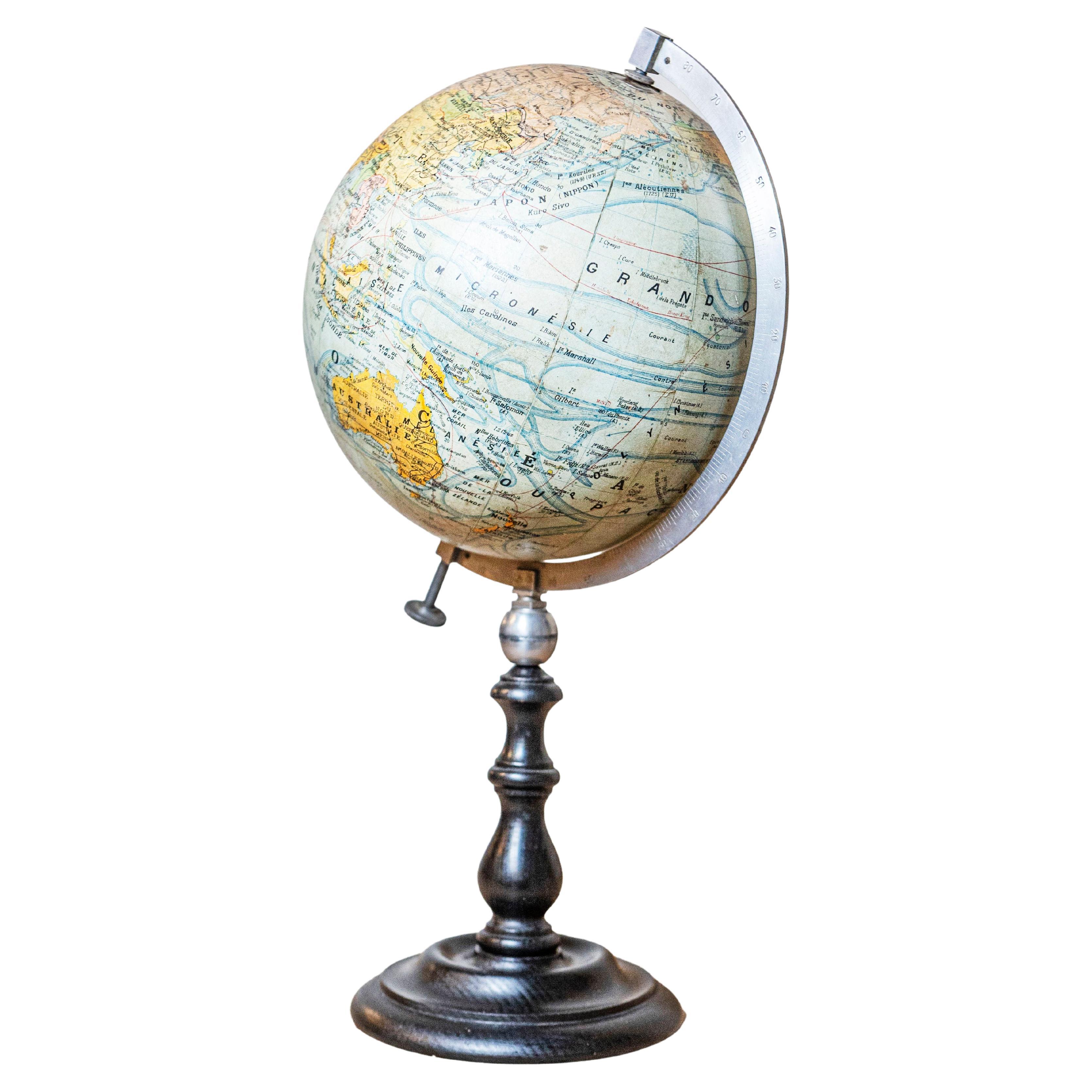 Petit globe terrestre français du 20e siècle sur socle en bois noir tourné