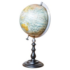 Petit globe terrestre français du 20e siècle sur socle en bois noir tourné