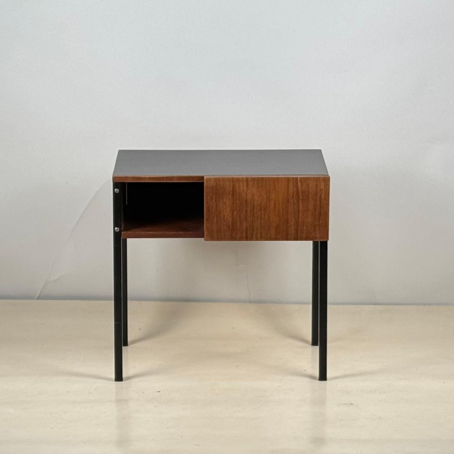 Petite table de nuit française des années 50 en teck, stratifié noir mat et acier. Rappelant les designs de A.R.P. (Atelier de Recherches Plastiques) fabriqués par Minvielle, France.

Un design astucieux et fonctionnel avec un tiroir pratique sur le