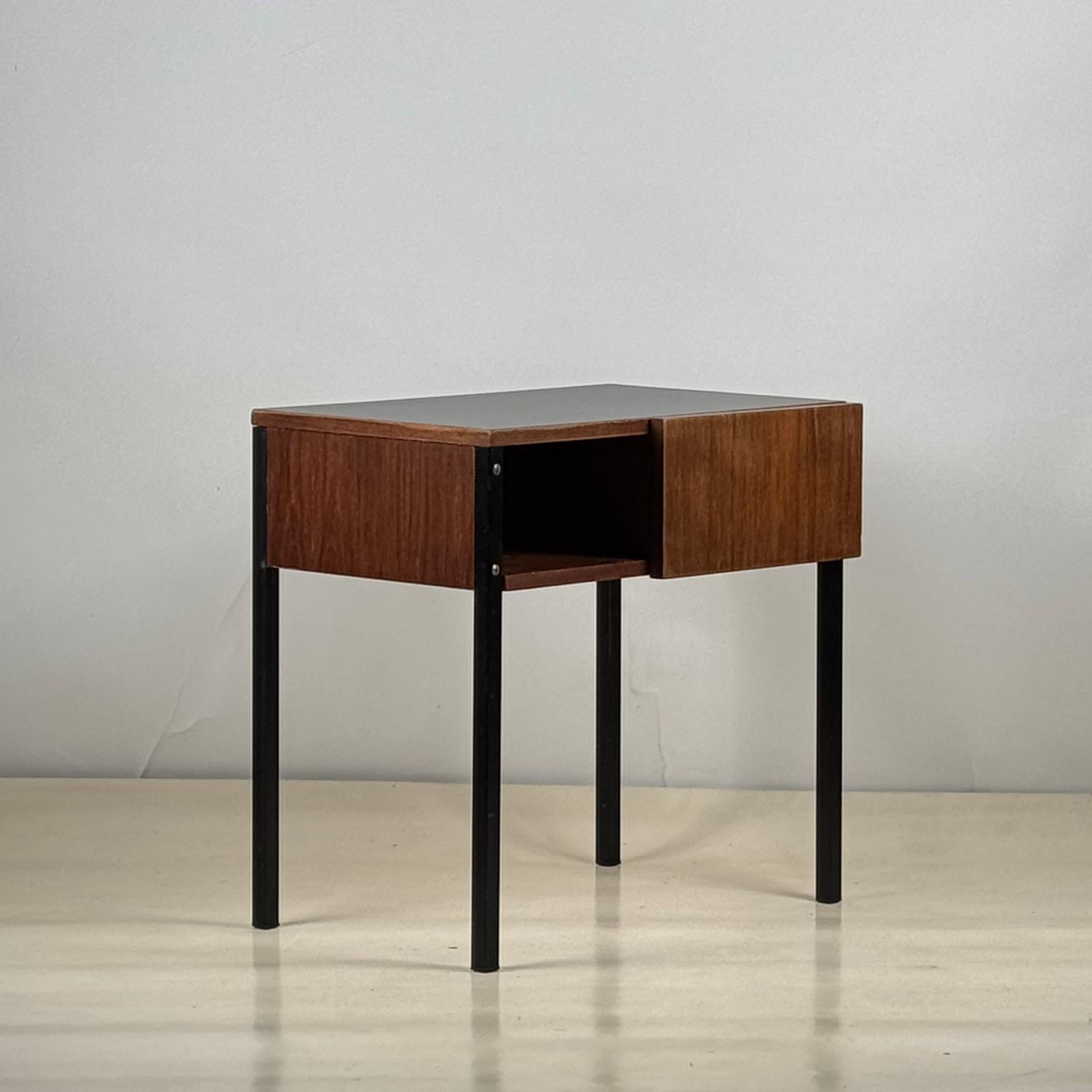 Mid-Century Modern Petite table de chevet ou d'appoint en teck et stratifié noir des années 50 en vente