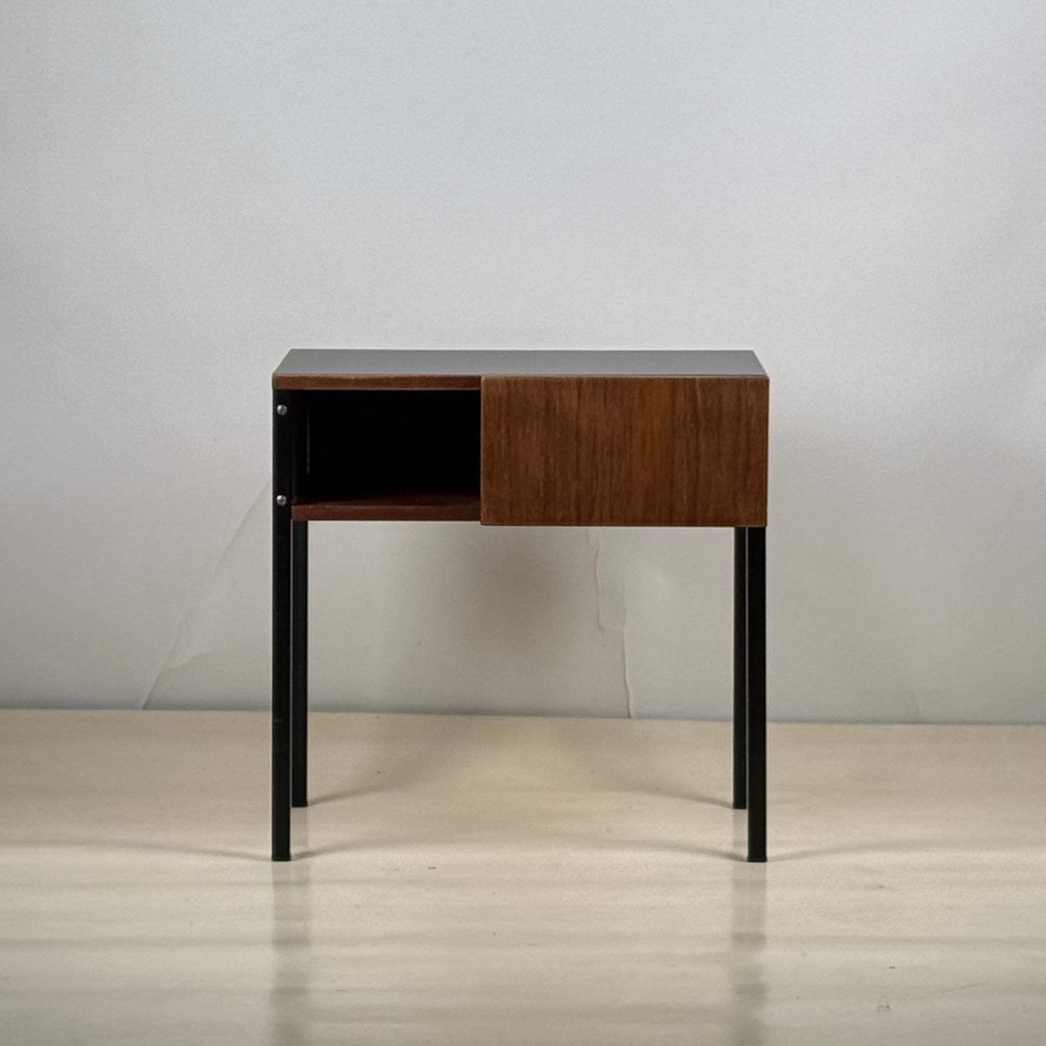 Français Petite table de chevet ou d'appoint en teck et stratifié noir des années 50 en vente