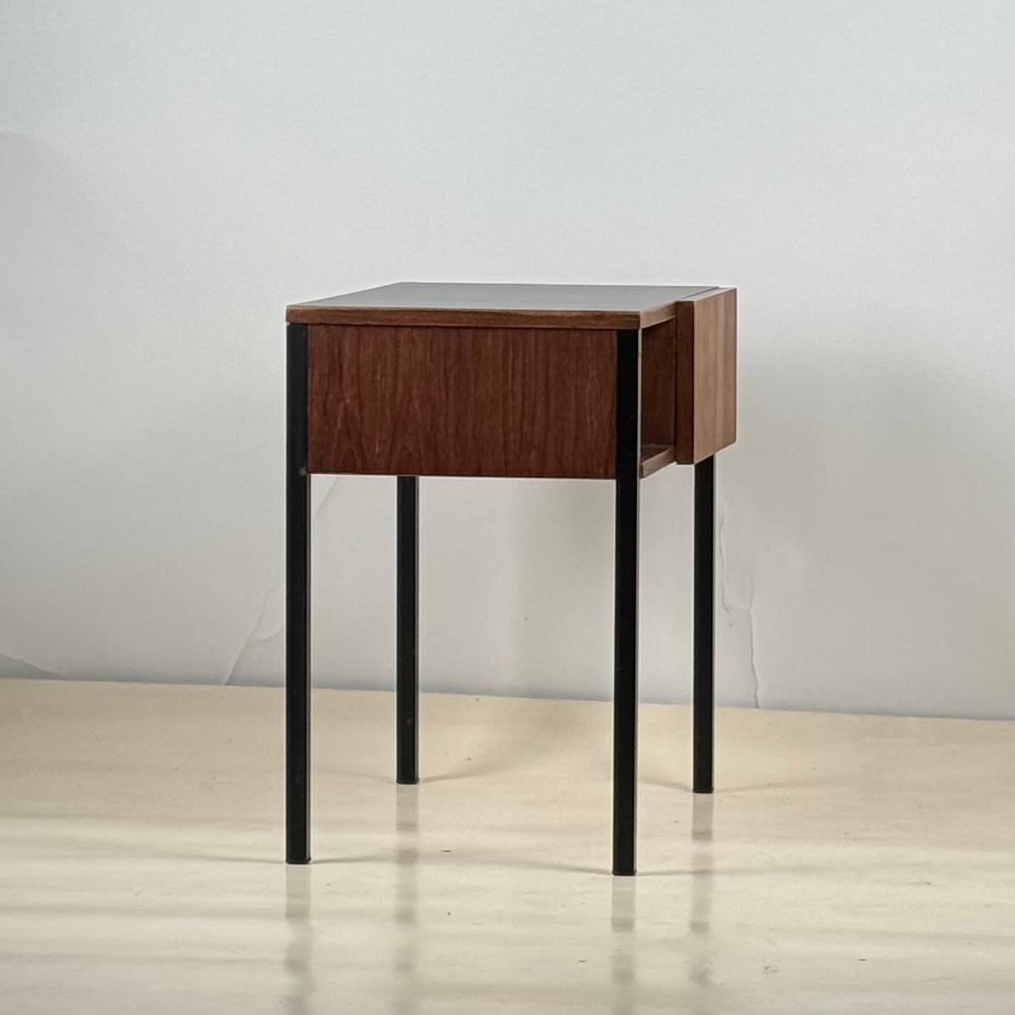 Peint Petite table de chevet ou d'appoint en teck et stratifié noir des années 50 en vente