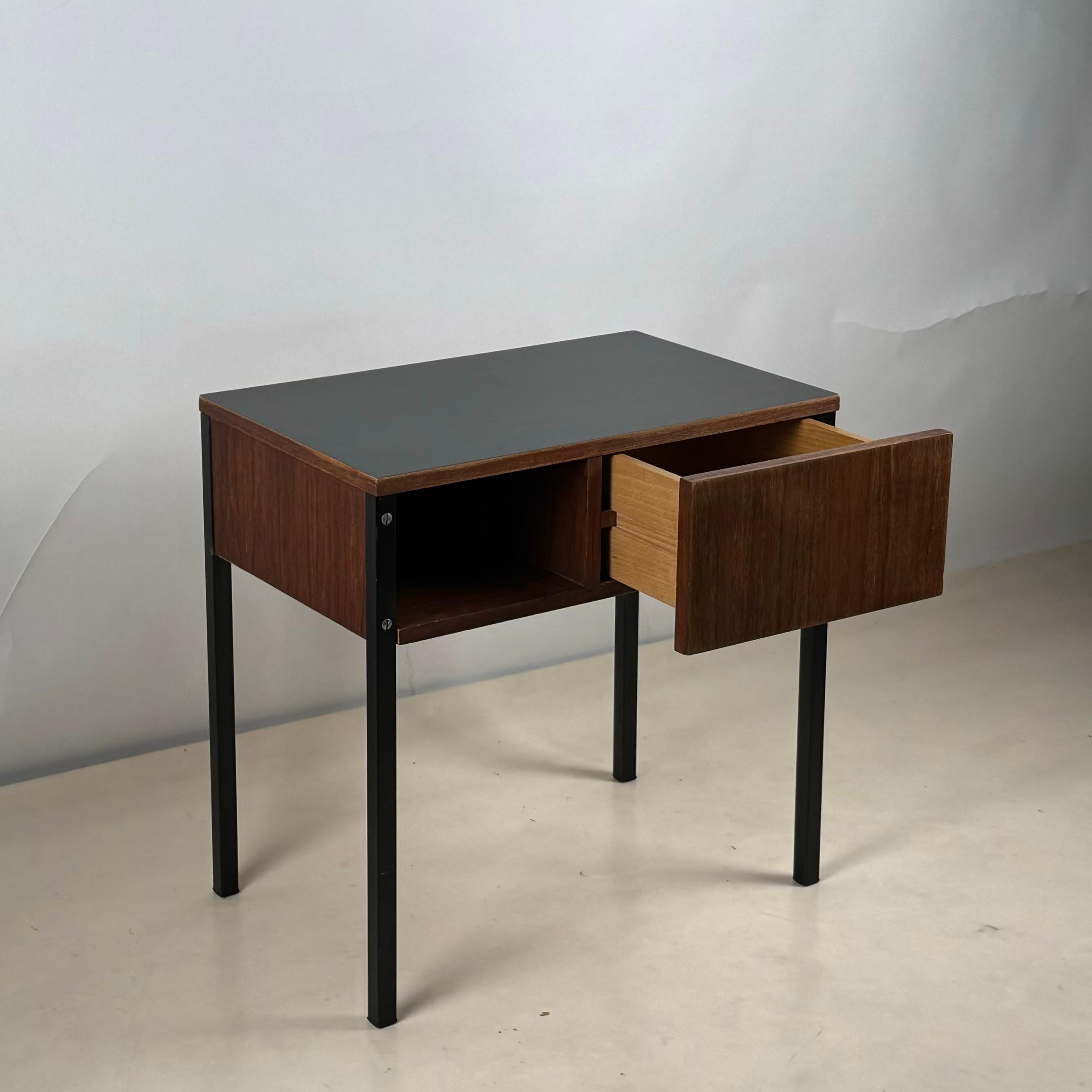Petite table de chevet ou d'appoint en teck et stratifié noir des années 50 Bon état - En vente à Los Angeles, CA
