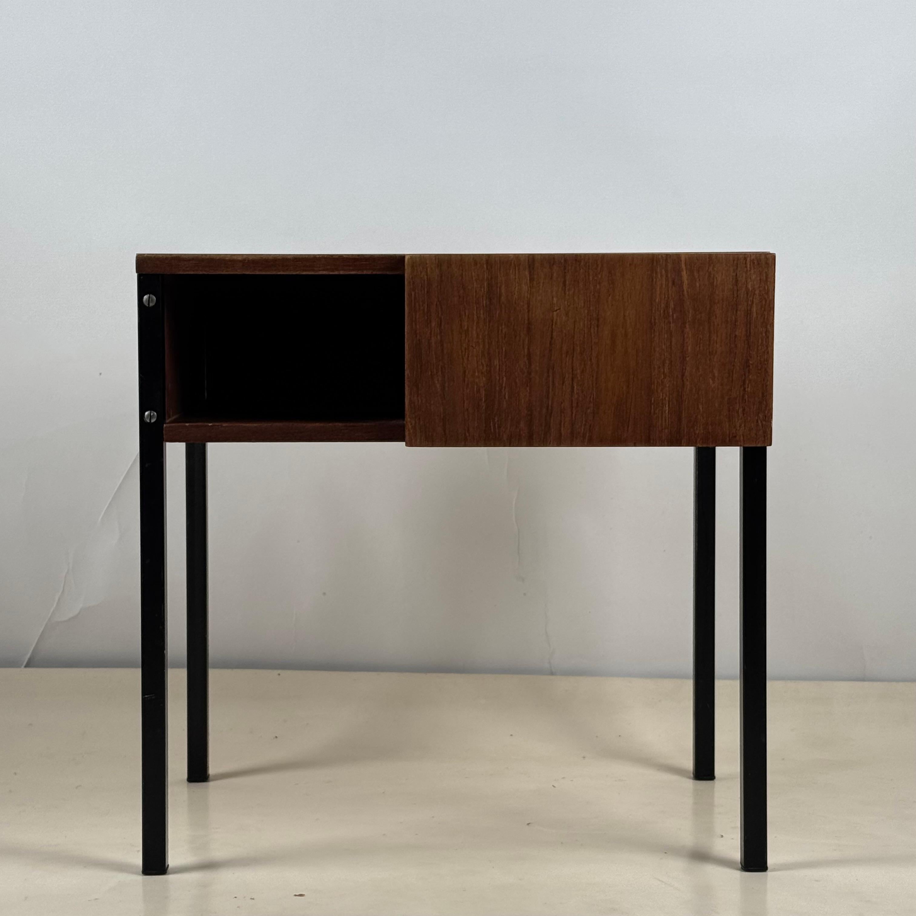Milieu du XXe siècle Petite table de chevet ou d'appoint en teck et stratifié noir des années 50 en vente