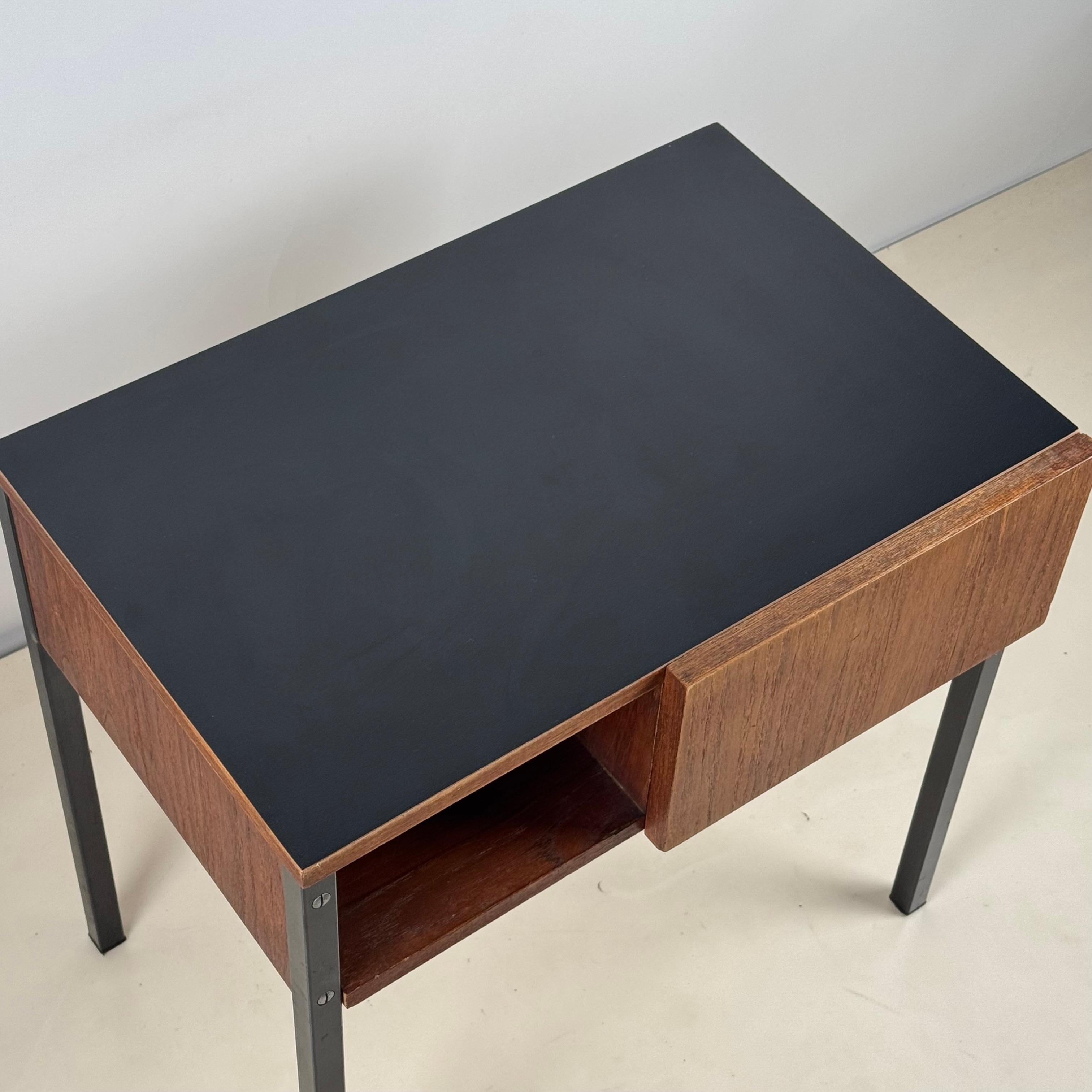 Stratifié Petite table de chevet ou d'appoint en teck et stratifié noir des années 50 en vente