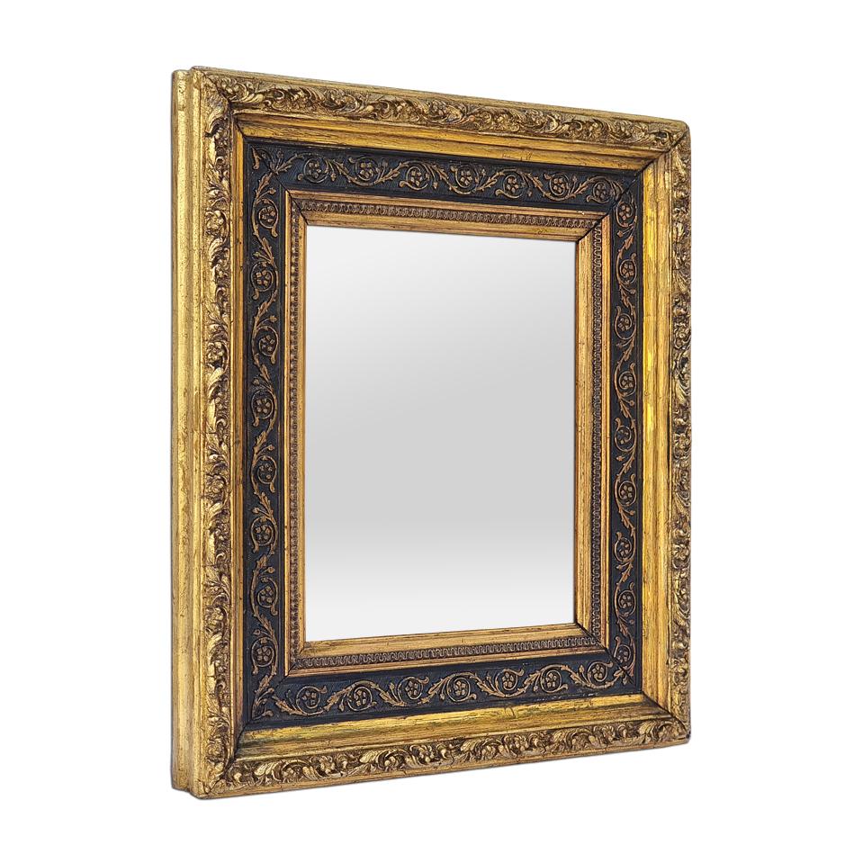 Piccolo specchio antico francese in legno annerito e dorato, periodo Napoleone III, circa 1870. Decorato con volute di fogliame nero e dorato e fiori stilizzati. 