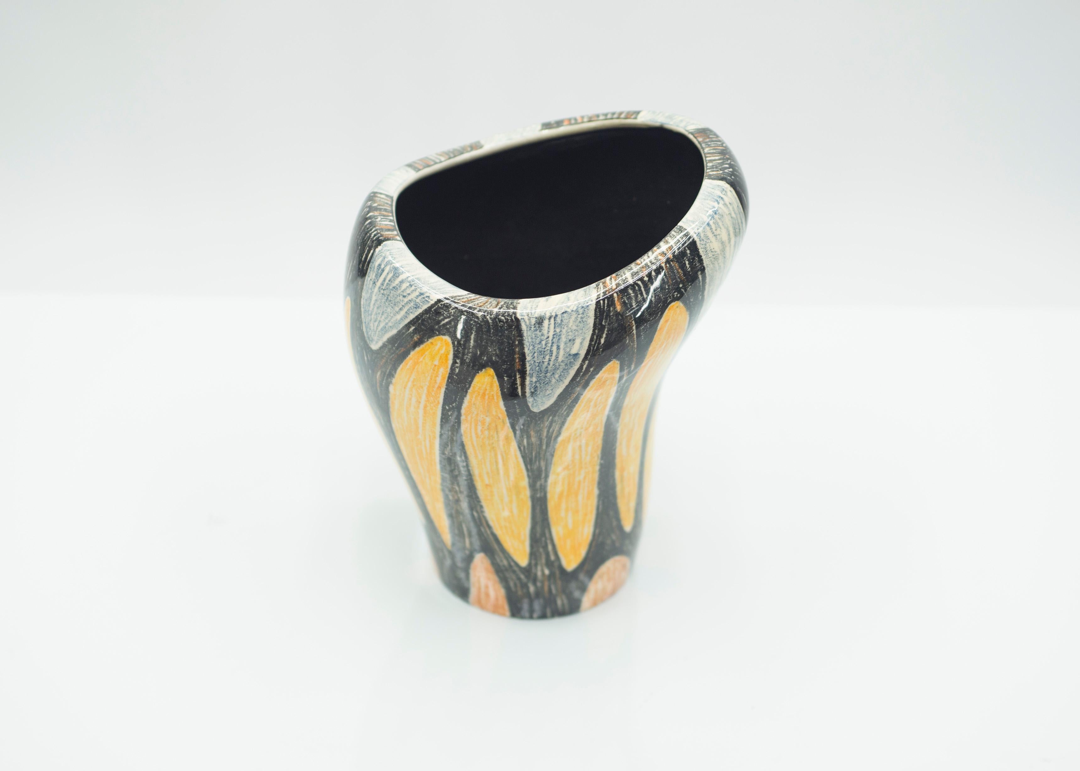 This curved French Art Deco period ceramic vase would be beautiful in any space. It was created in the early 1940s by a French ceramicist from the South of France, with an ample body and a beautiful color scheme. A chic and timeless piece. Hint of a
