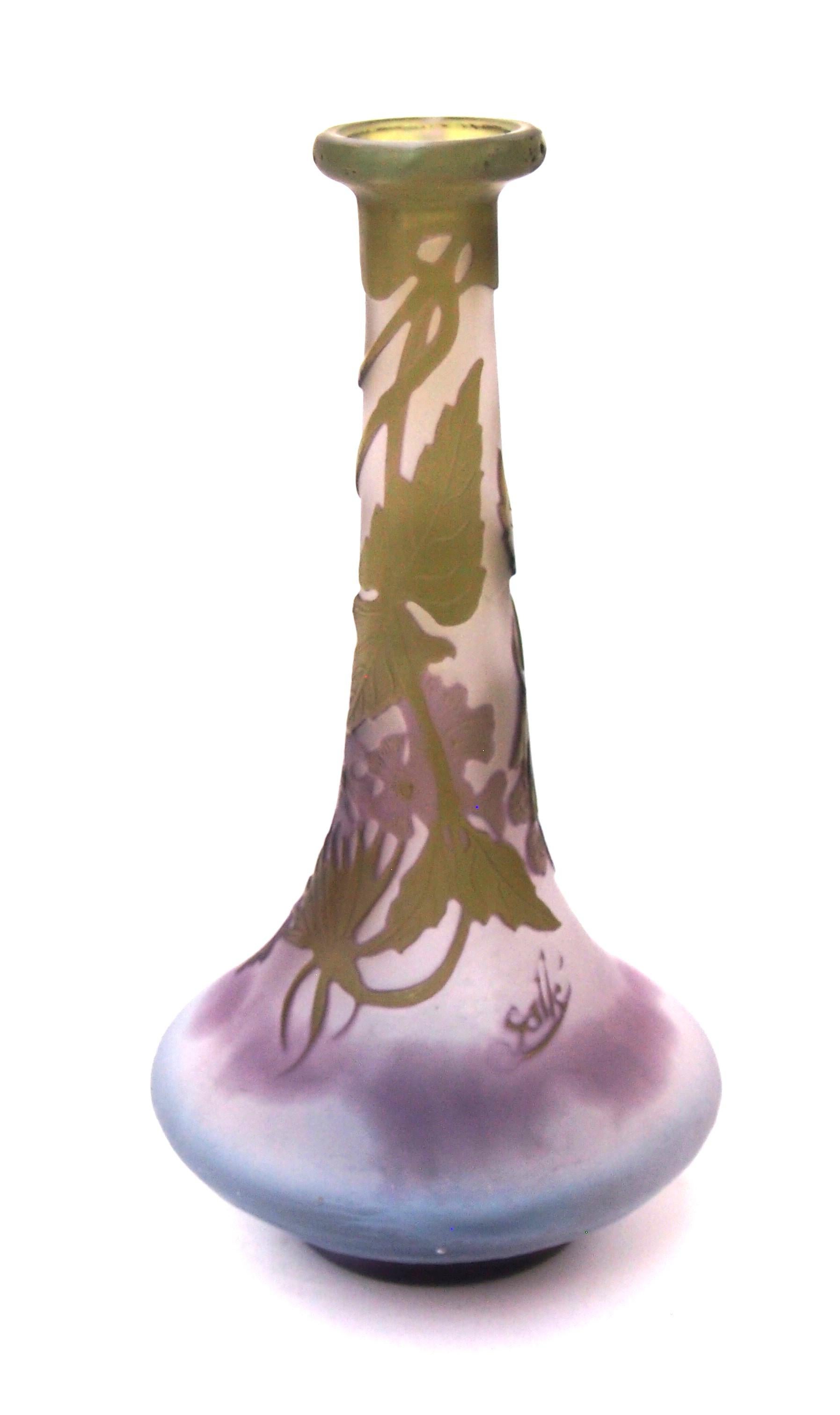 Wunderschöne kleine Kamee von Emile Galle  Vase in dramatischem Purpur und Dunkelgrün über leuchtendem Blau - Darstellung von Zweigen blühenden Eisenkrauts, (eine ungewöhnliche und sehr wirkungsvolle Farbgebung), signiert in Kamee (siehe Bild 5