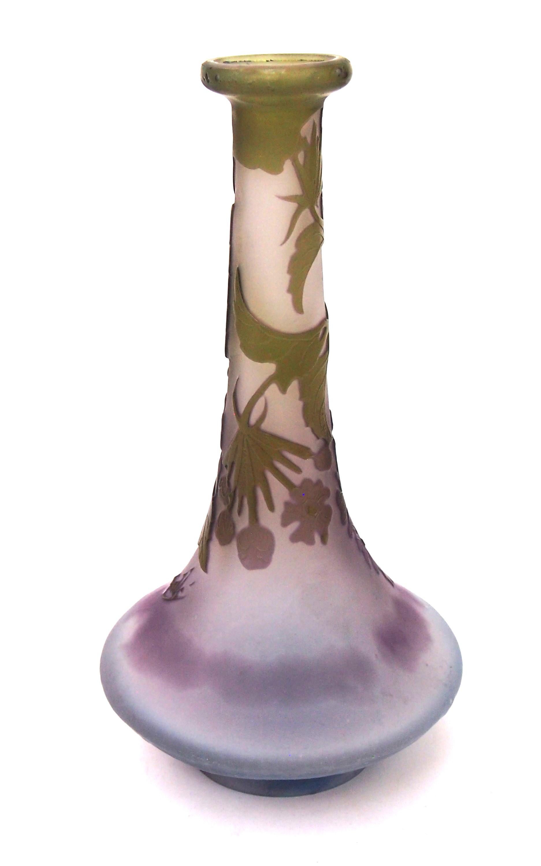 Kleine französische Jugendstil Emile Galle Cameo Glas Eisenkraut Blüte Vase c1908 (Art nouveau) im Angebot